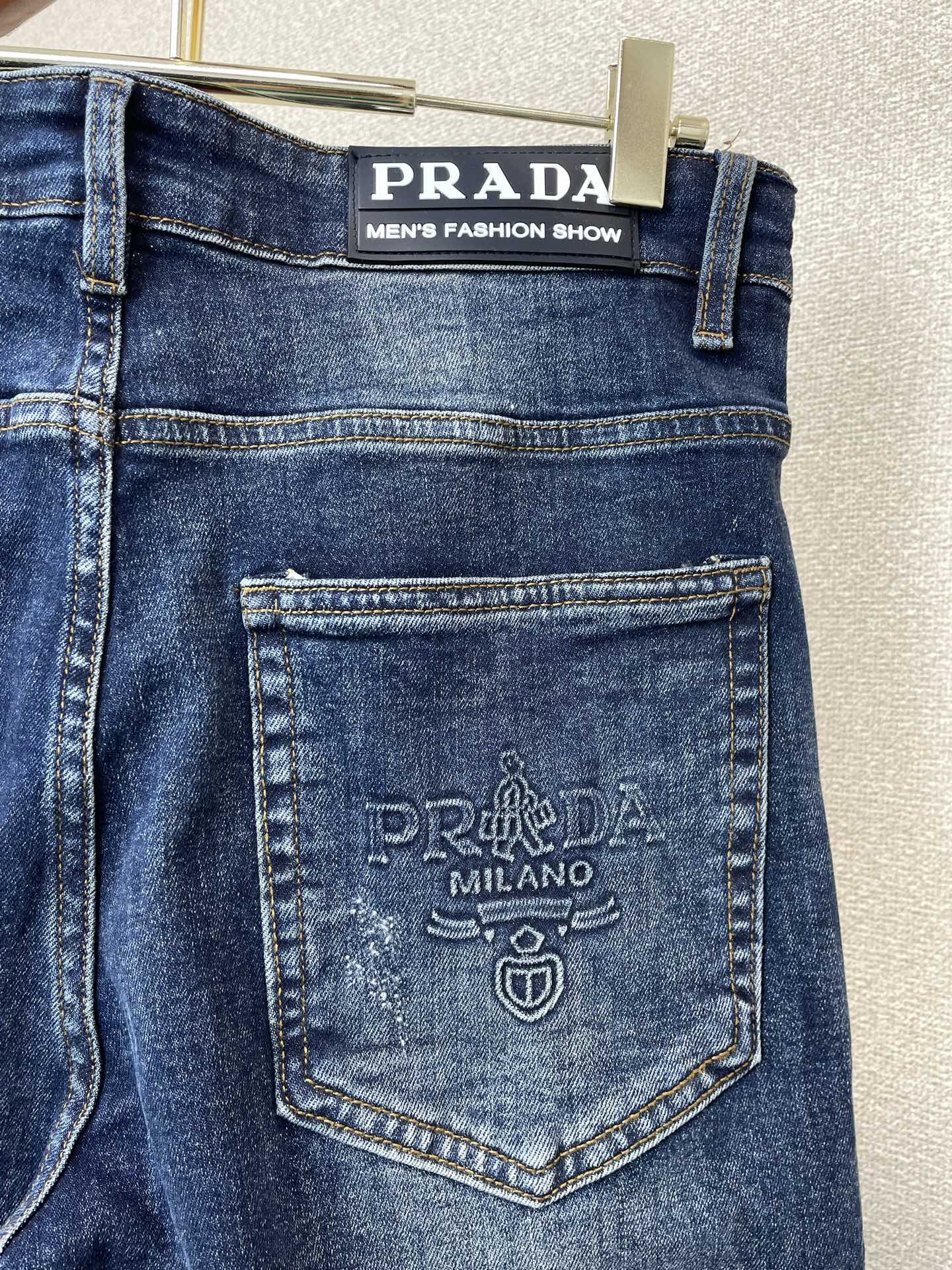 Prada普拉达💥砸锅卖铁都要上的新款新款休闲牛仔裤👖高端版本！专柜定制面料 透气舒适度高，细节无可挑剔，品牌元素设计理