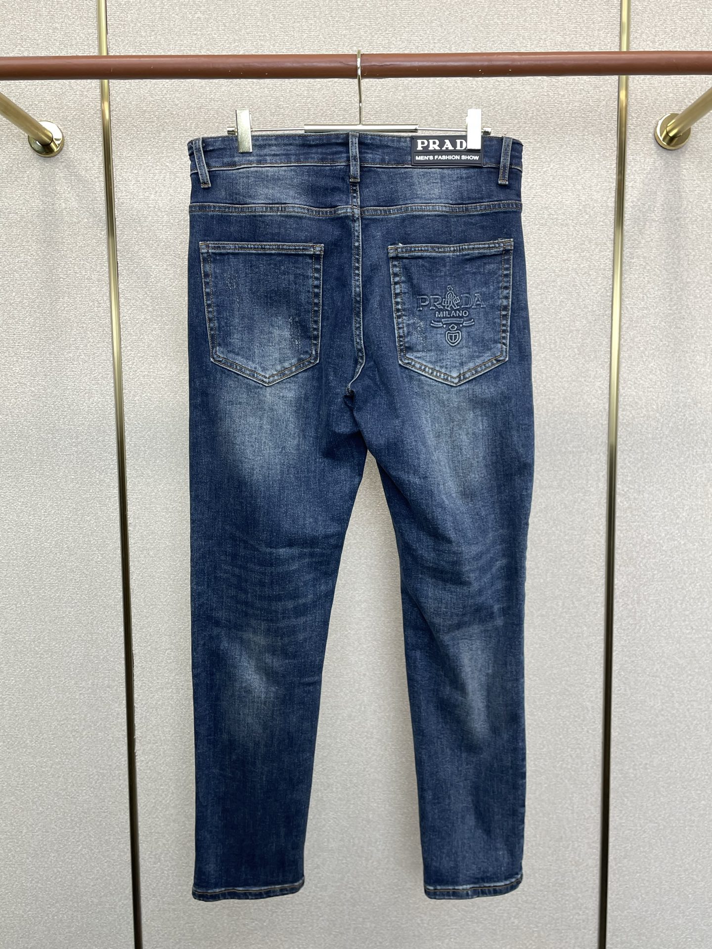 Prada普拉达💥砸锅卖铁都要上的新款新款休闲牛仔裤👖高端版本！专柜定制面料 透气舒适度高，细节无可挑剔，品牌元素设计理