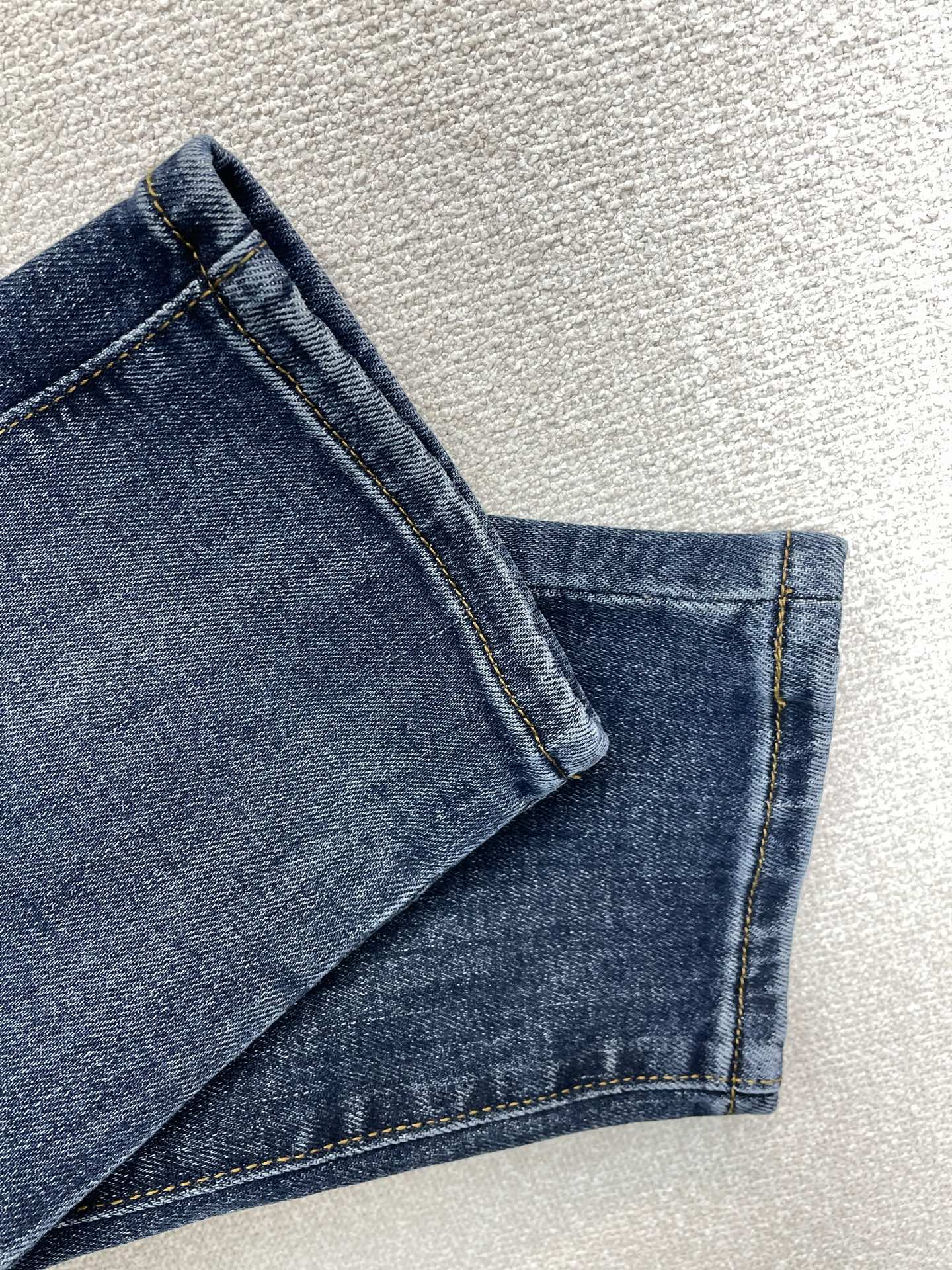 Gucci古驰💥砸锅卖铁都要上的新款新款休闲牛仔裤👖高端版本！专柜定制面料 透气舒适度高，细节无可挑剔，品牌元素设计理念