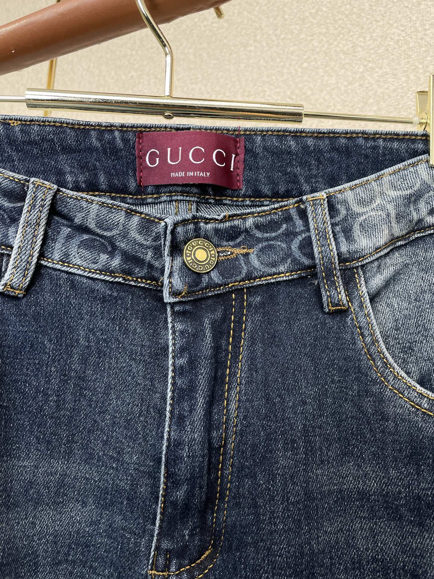 Gucci古驰💥砸锅卖铁都要上的新款新款休闲牛仔裤👖高端版本！专柜定制面料 透气舒适度高，细节无可挑剔，品牌元素设计理念
