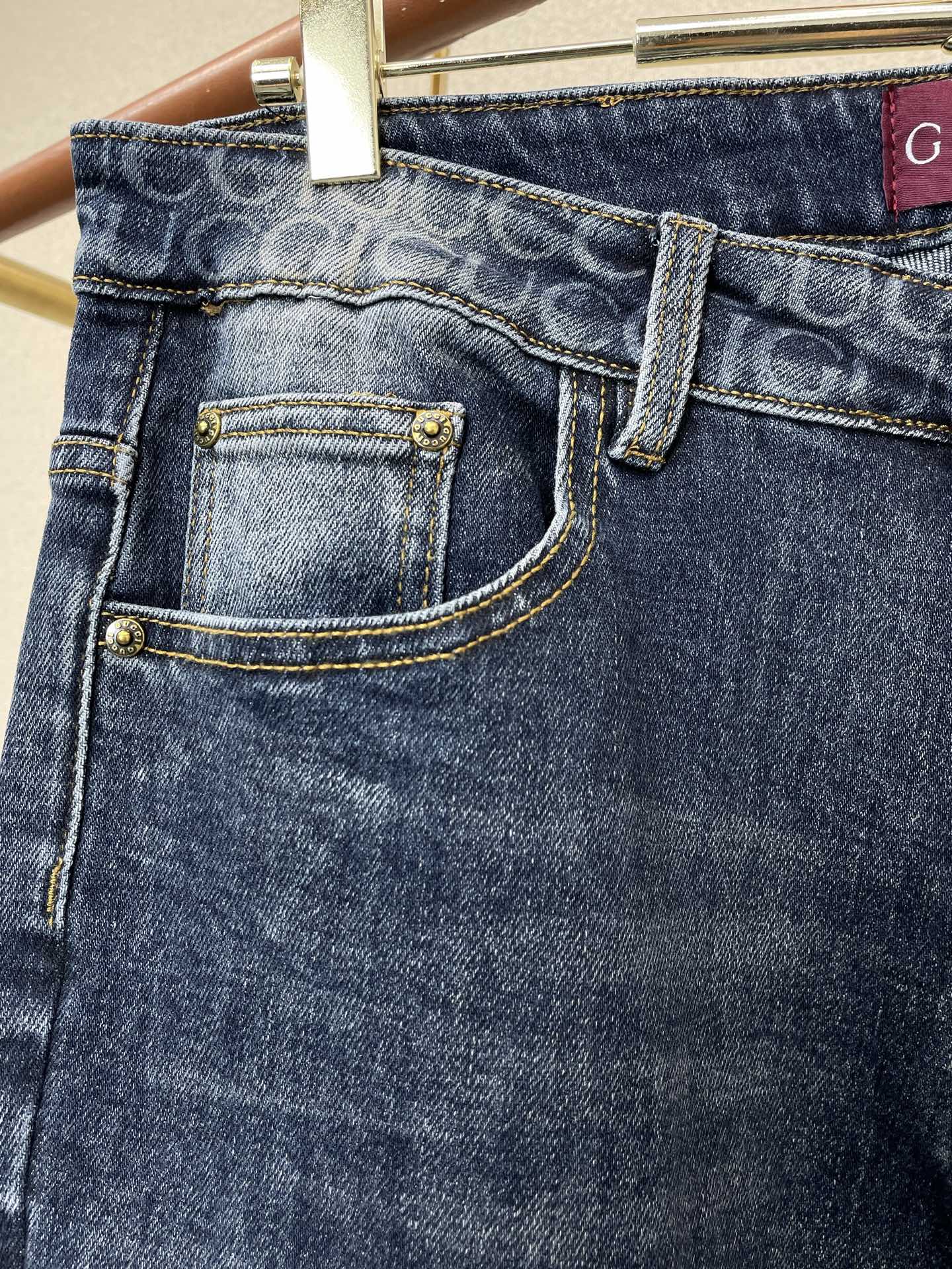 Gucci古驰💥砸锅卖铁都要上的新款新款休闲牛仔裤👖高端版本！专柜定制面料 透气舒适度高，细节无可挑剔，品牌元素设计理念