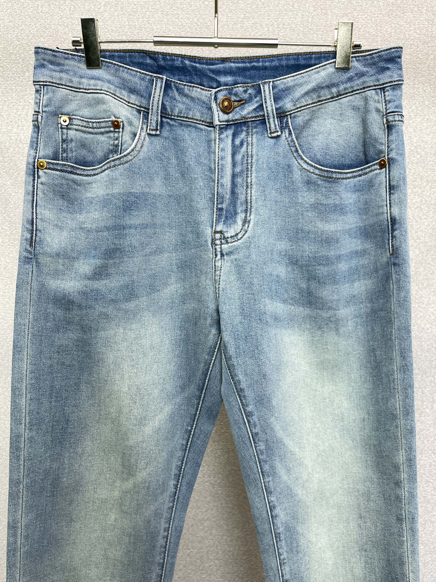 Louis Vuitton路易威登💥砸锅卖铁都要上的新款新款休闲牛仔裤👖高端版本！专柜定制面料 透气舒适度高，细节无可挑
