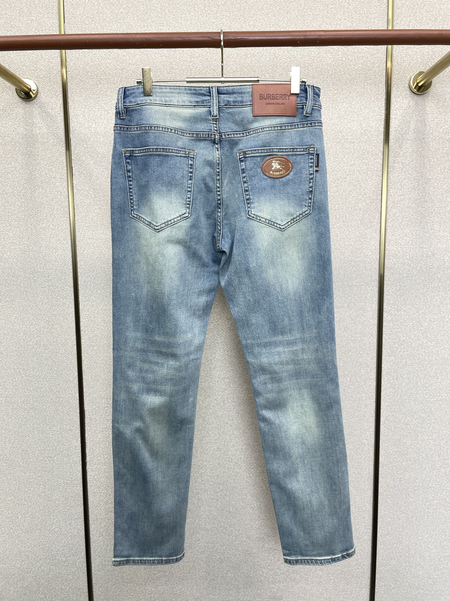 Burberry巴宝莉💥砸锅卖铁都要上的新款新款休闲牛仔裤👖高端版本！专柜定制面料 透气舒适度高，细节无可挑剔，品牌元素