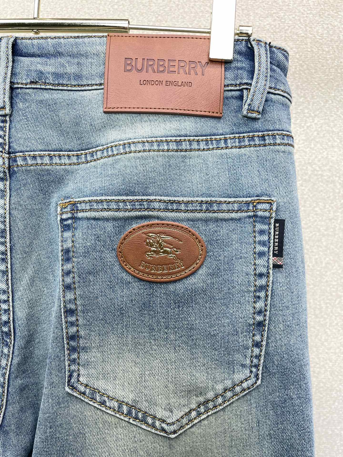Burberry巴宝莉💥砸锅卖铁都要上的新款新款休闲牛仔裤👖高端版本！专柜定制面料 透气舒适度高，细节无可挑剔，品牌元素