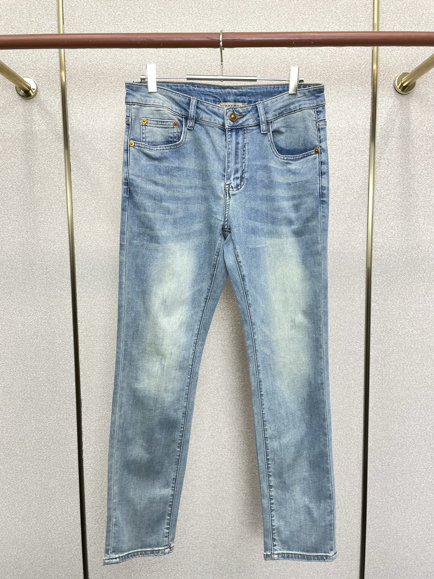 Burberry巴宝莉💥砸锅卖铁都要上的新款新款休闲牛仔裤👖高端版本！专柜定制面料 透气舒适度高，细节无可挑剔，品牌元素