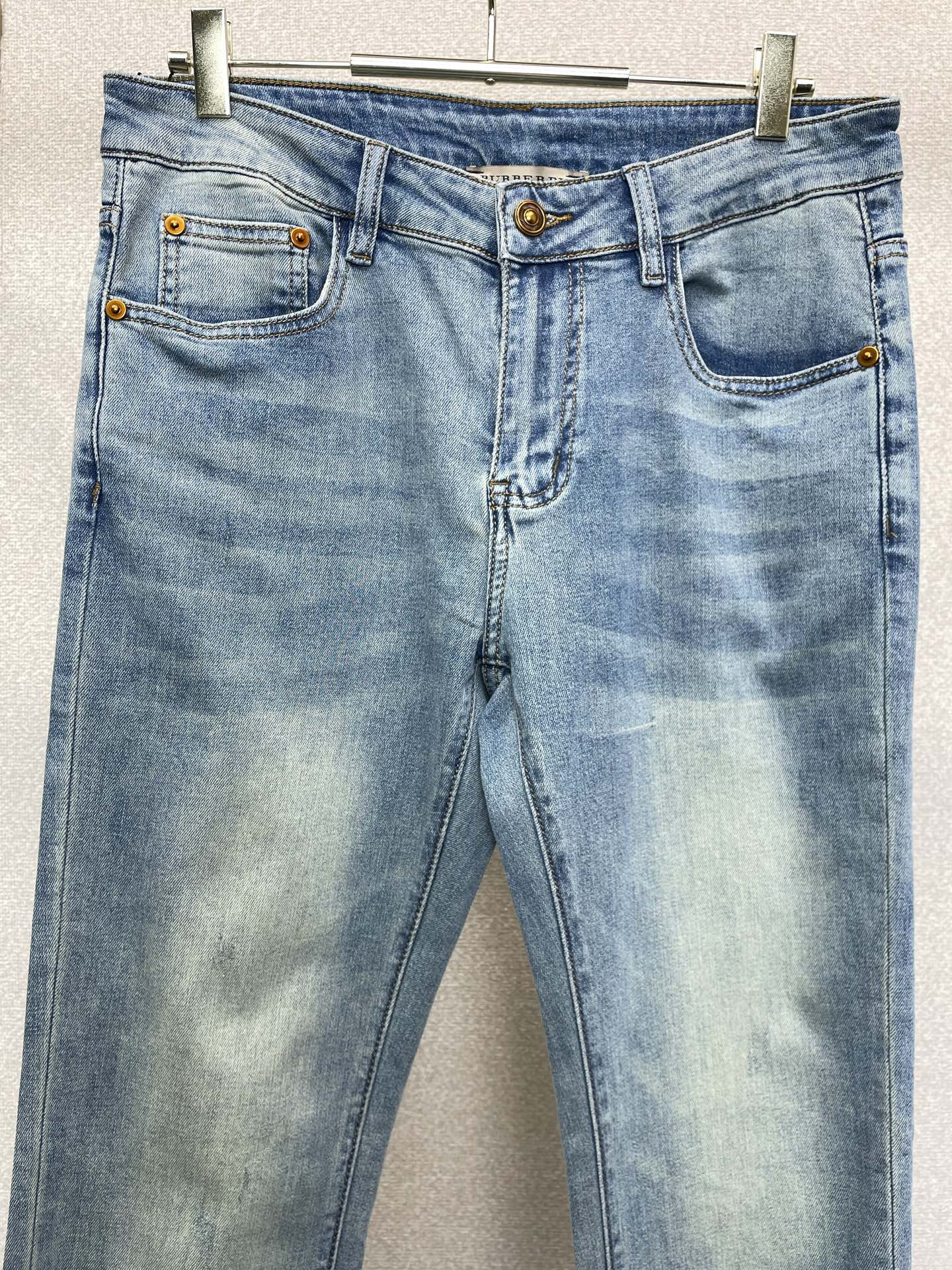 Burberry巴宝莉💥砸锅卖铁都要上的新款新款休闲牛仔裤👖高端版本！专柜定制面料 透气舒适度高，细节无可挑剔，品牌元素