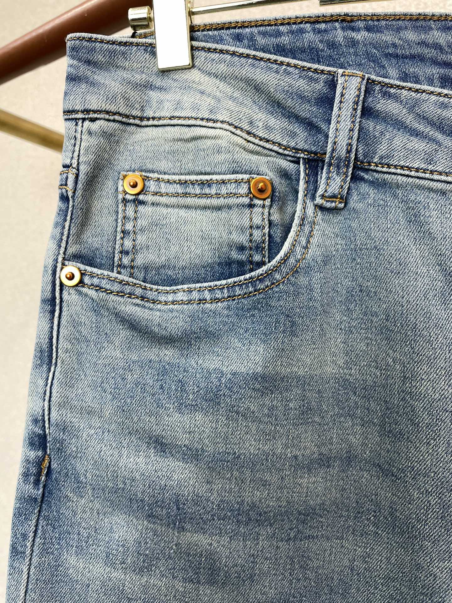 Burberry巴宝莉💥砸锅卖铁都要上的新款新款休闲牛仔裤👖高端版本！专柜定制面料 透气舒适度高，细节无可挑剔，品牌元素