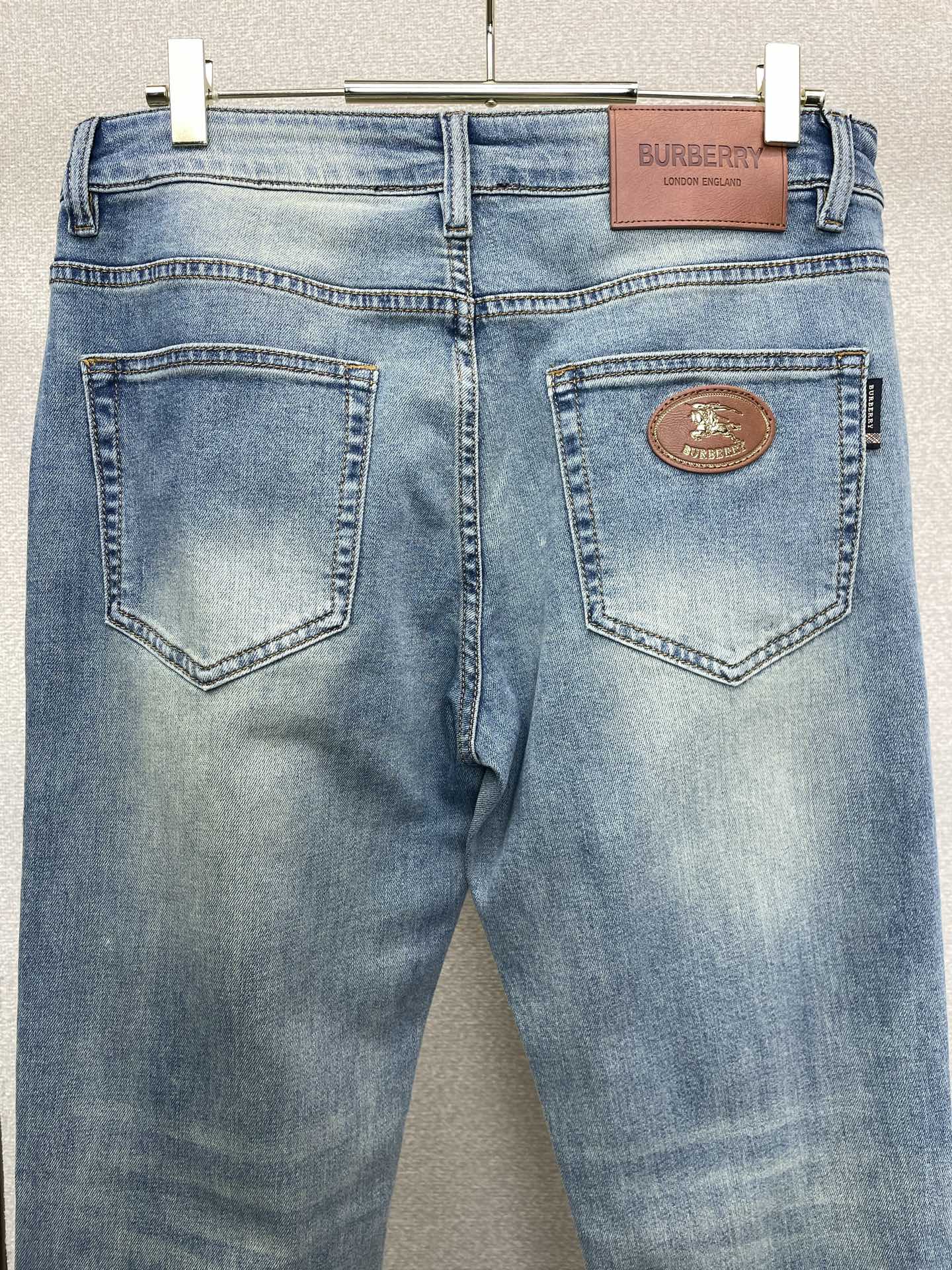 Burberry巴宝莉💥砸锅卖铁都要上的新款新款休闲牛仔裤👖高端版本！专柜定制面料 透气舒适度高，细节无可挑剔，品牌元素