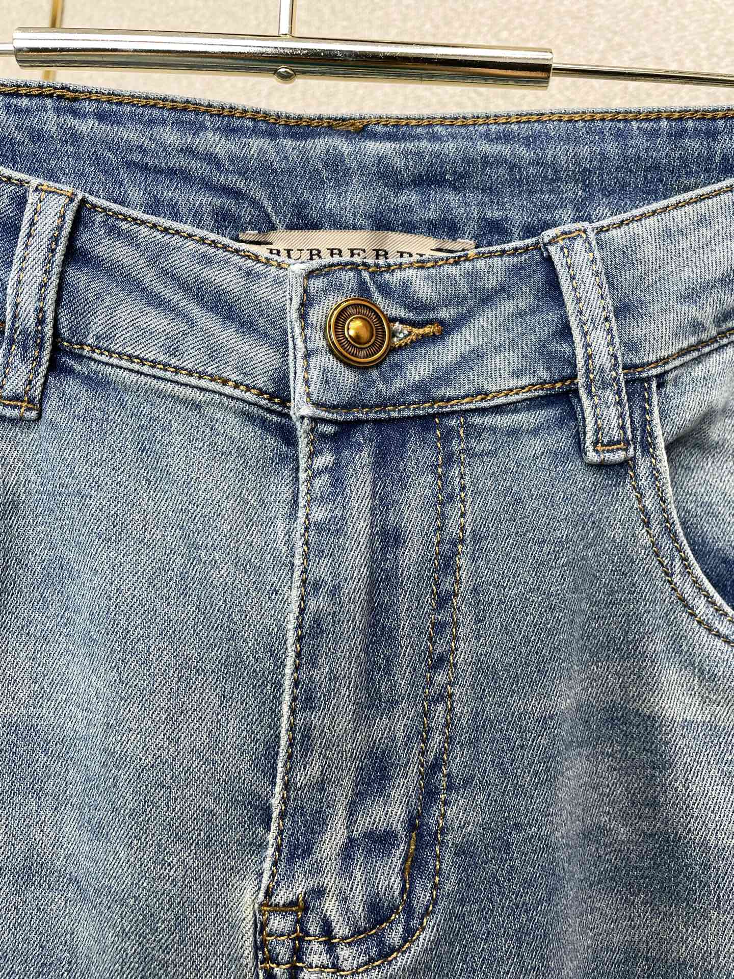 Burberry巴宝莉💥砸锅卖铁都要上的新款新款休闲牛仔裤👖高端版本！专柜定制面料 透气舒适度高，细节无可挑剔，品牌元素