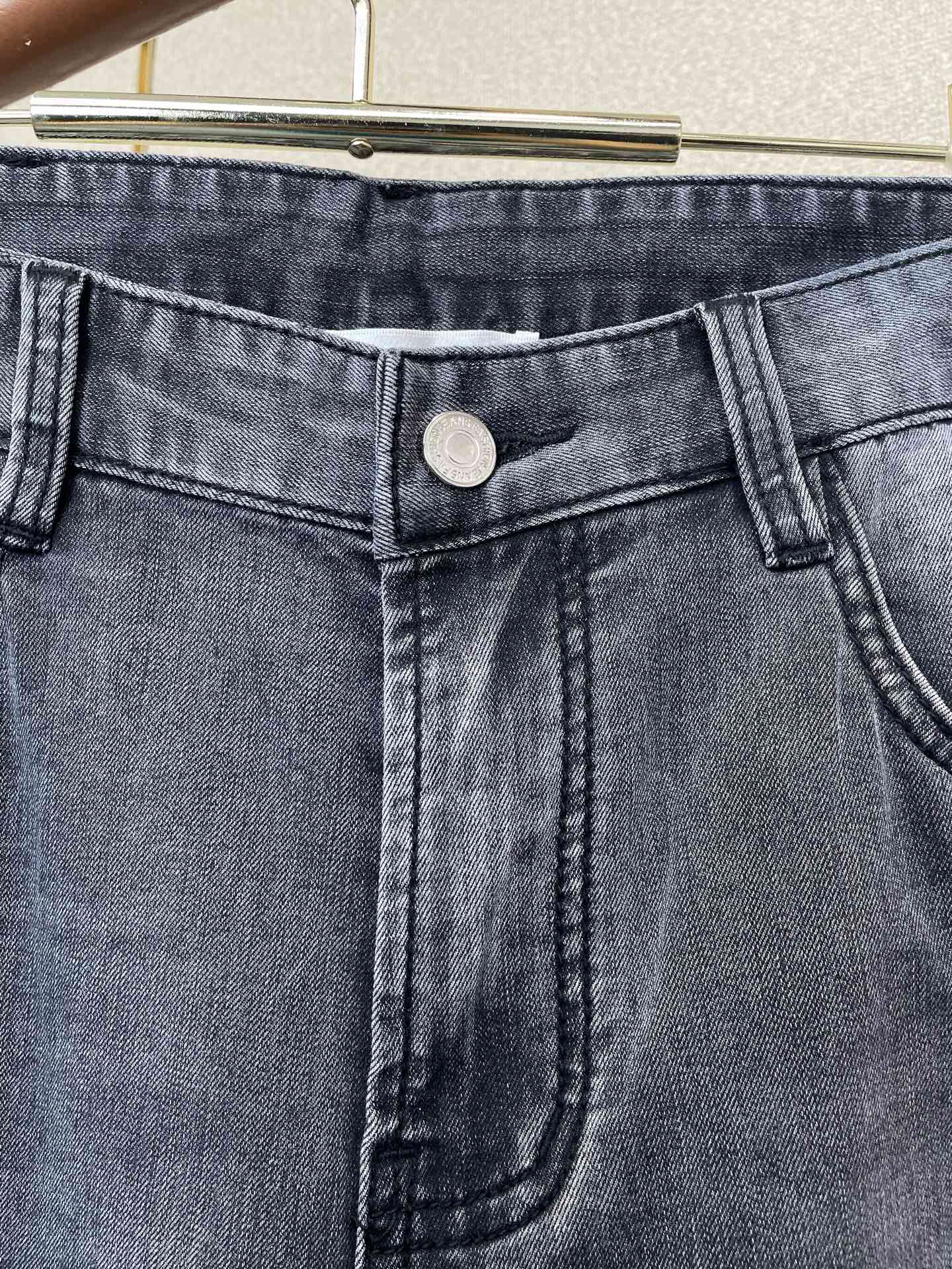 Dior迪奥💥砸锅卖铁都要上的新款新款休闲牛仔裤👖高端版本！专柜定制面料 透气舒适度高，细节无可挑剔，品牌元素设计理念，