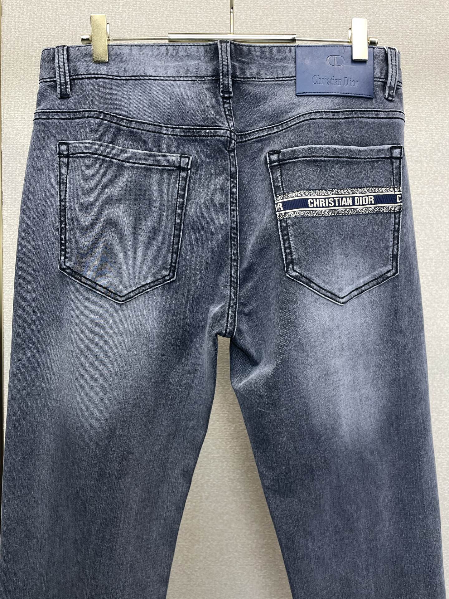 Dior迪奥💥砸锅卖铁都要上的新款新款休闲牛仔裤👖高端版本！专柜定制面料 透气舒适度高，细节无可挑剔，品牌元素设计理念，