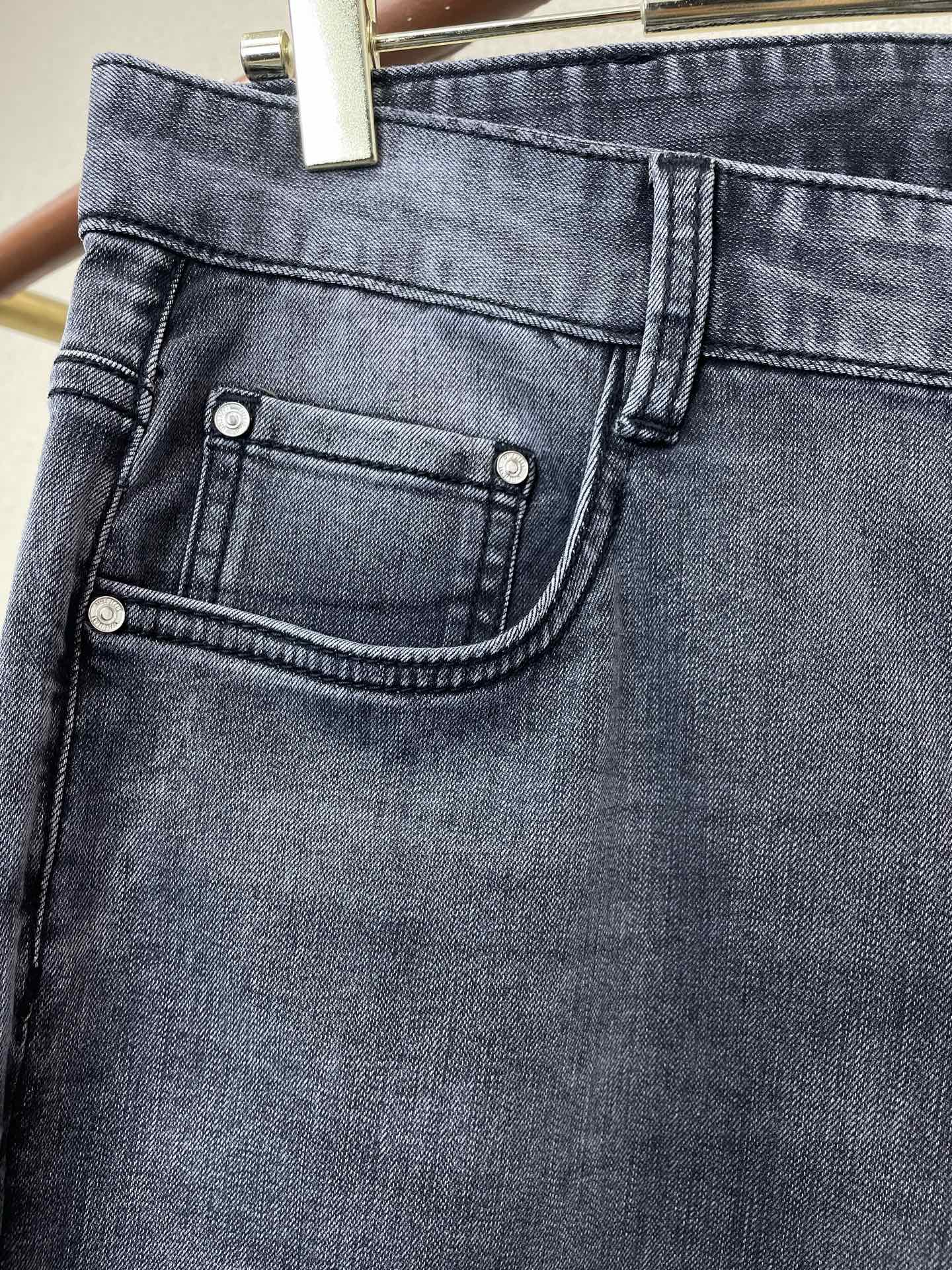 Dior迪奥💥砸锅卖铁都要上的新款新款休闲牛仔裤👖高端版本！专柜定制面料 透气舒适度高，细节无可挑剔，品牌元素设计理念，