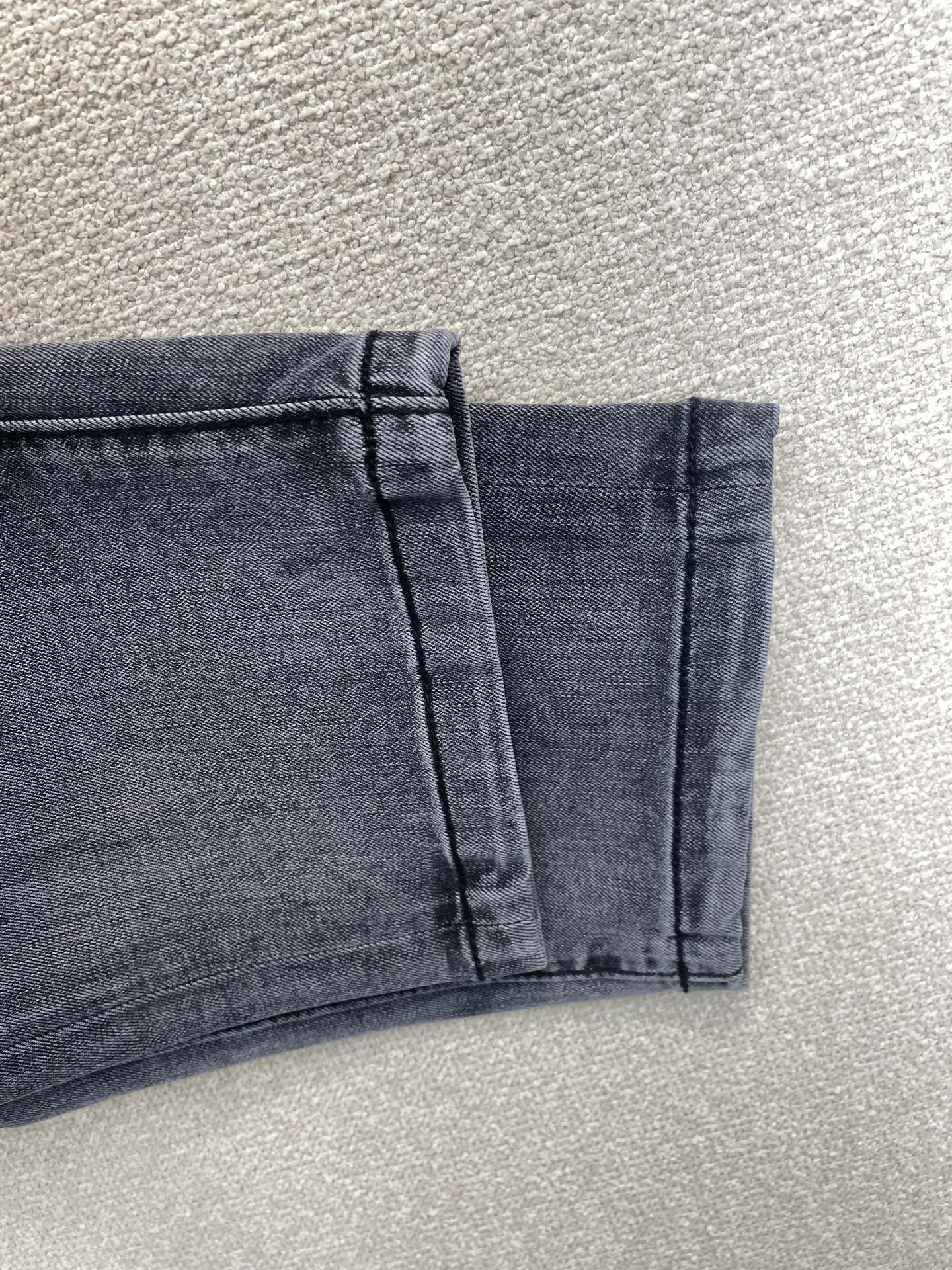 Dior迪奥💥砸锅卖铁都要上的新款新款休闲牛仔裤👖高端版本！专柜定制面料 透气舒适度高，细节无可挑剔，品牌元素设计理念，