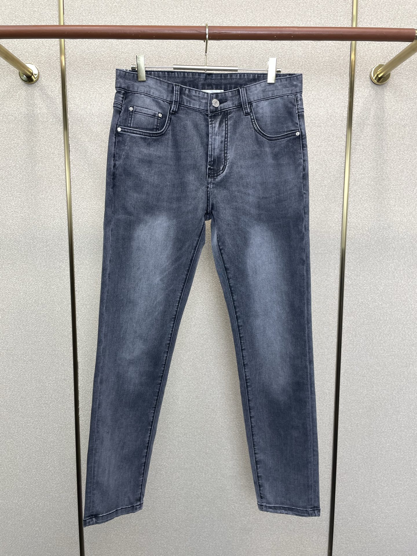 Dior迪奥💥砸锅卖铁都要上的新款新款休闲牛仔裤👖高端版本！专柜定制面料 透气舒适度高，细节无可挑剔，品牌元素设计理念，