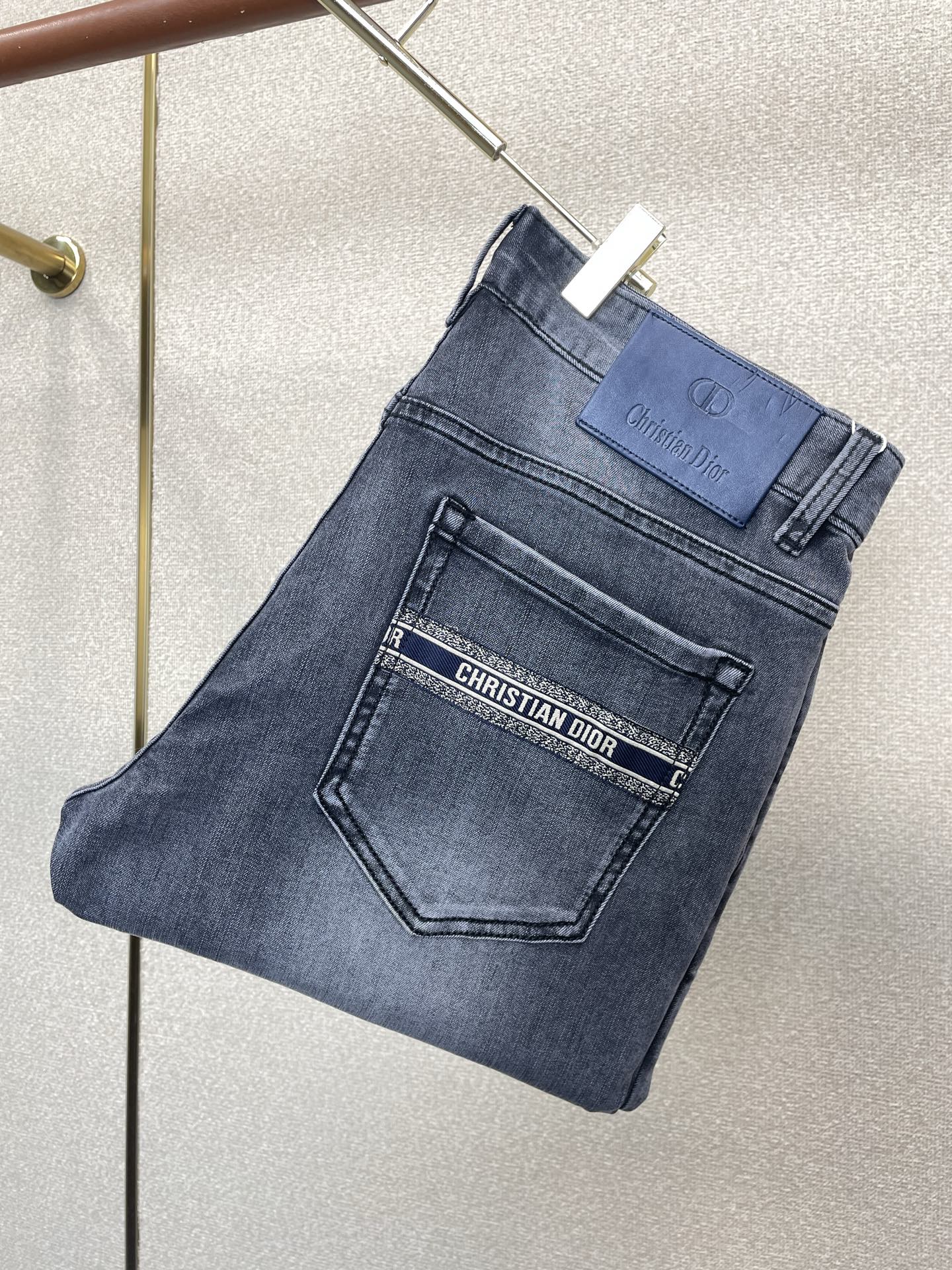 NO:955169,.Dior’s new high-end version of casual jeans is a must-have product!  Custom-made fabrics at the counter are highly breathable and comfortable, with impeccable details and brand element design concepts, reflecting high quality. It feels delicate and soft!  It presents a casual cut and the upper body shape is awesome!  Code number: 29-38,,dior,dior,jeans,19860909.Dior迪奥砸锅卖铁都要上的新款新款休闲牛仔裤高端版本！专柜定制面料 透气舒适度高,细节无可挑剔,品牌元素设计理念,体现高品质.手感细腻柔软！呈现休闲裁剪,上身版型超赞！码数:29-38,,dior,dior,jeans,,Men's clothing