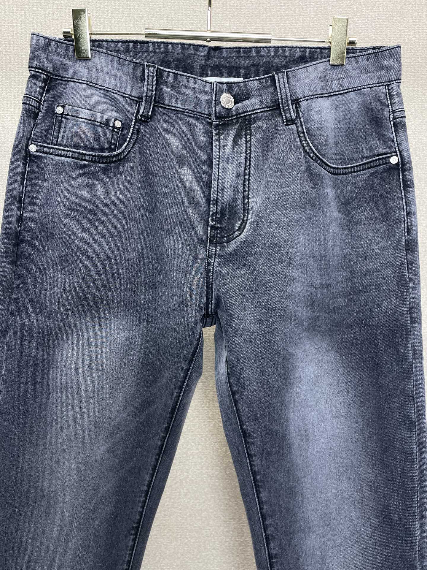 Dior迪奥💥砸锅卖铁都要上的新款新款休闲牛仔裤👖高端版本！专柜定制面料 透气舒适度高，细节无可挑剔，品牌元素设计理念，