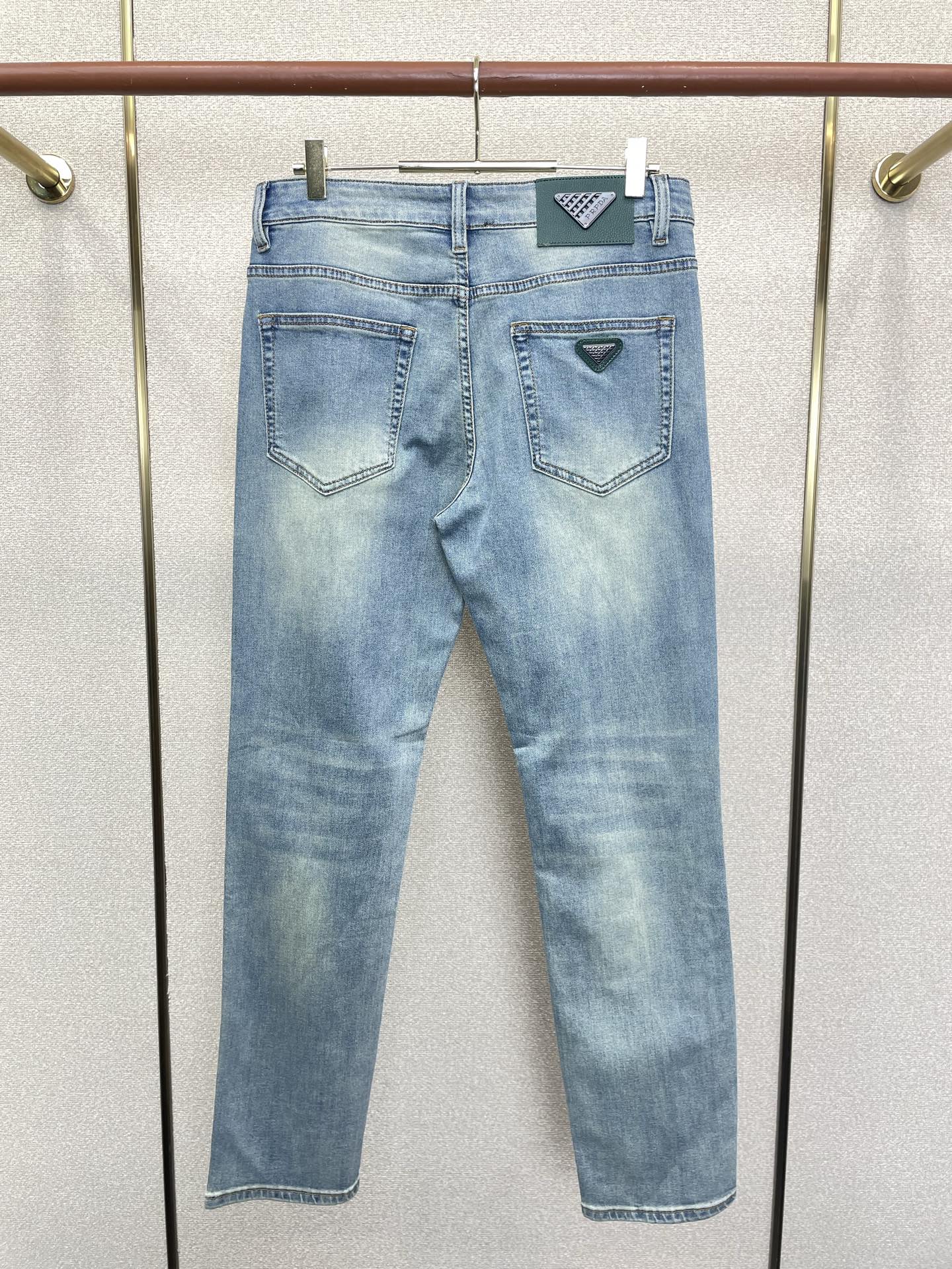 Prada普拉达💥砸锅卖铁都要上的新款新款休闲牛仔裤👖高端版本！专柜定制面料 透气舒适度高，细节无可挑剔，品牌元素设计理