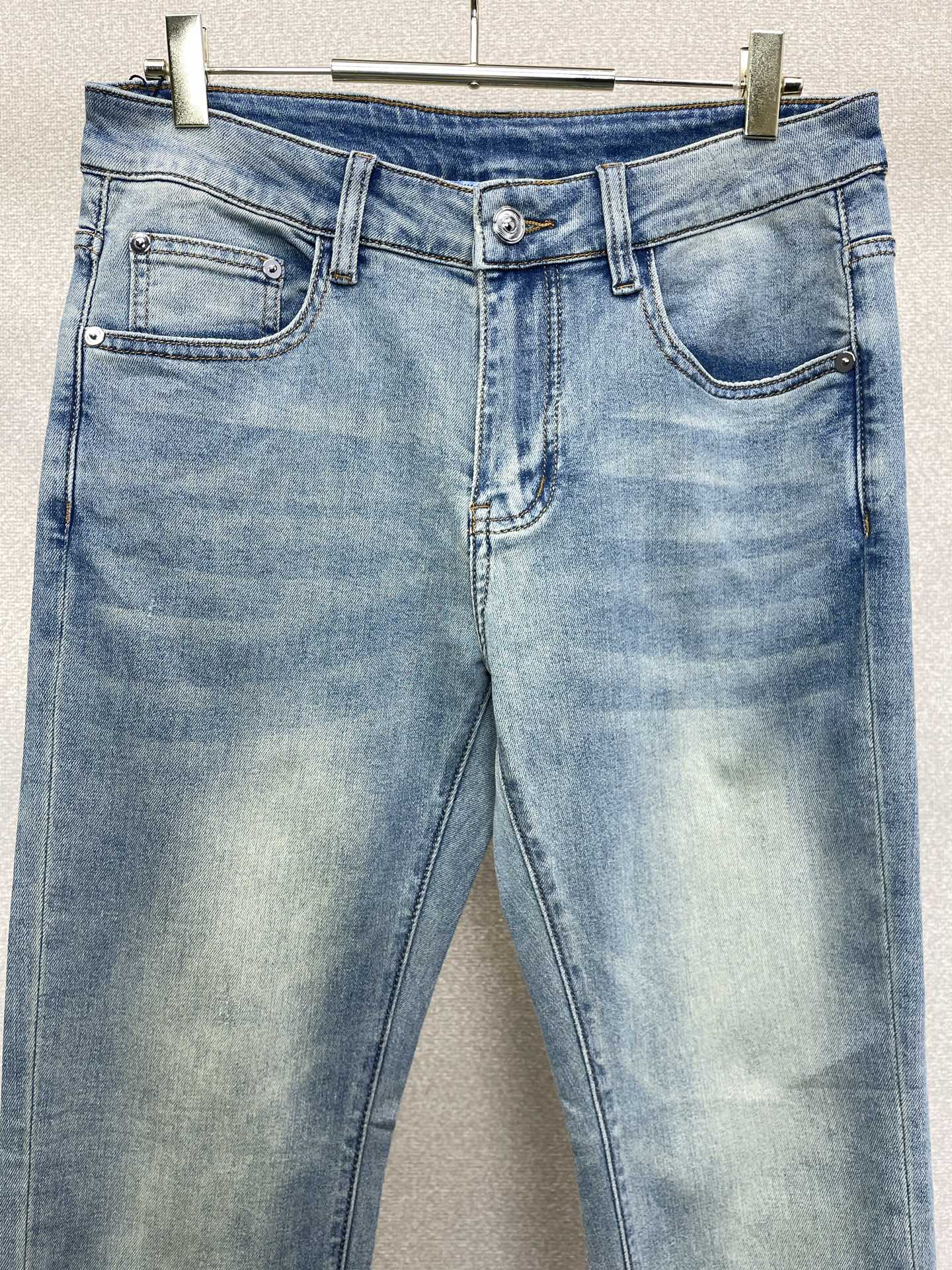 Prada普拉达💥砸锅卖铁都要上的新款新款休闲牛仔裤👖高端版本！专柜定制面料 透气舒适度高，细节无可挑剔，品牌元素设计理