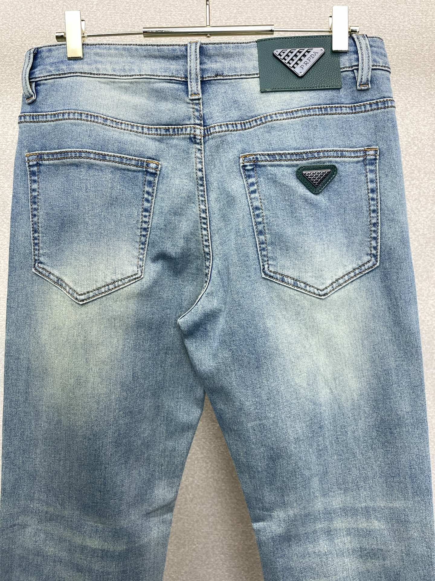 Prada普拉达💥砸锅卖铁都要上的新款新款休闲牛仔裤👖高端版本！专柜定制面料 透气舒适度高，细节无可挑剔，品牌元素设计理