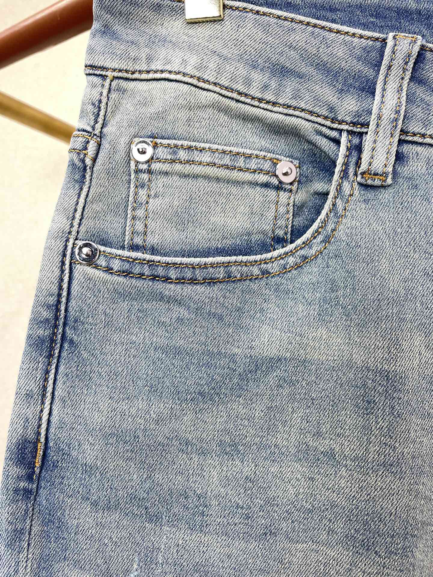 Prada普拉达💥砸锅卖铁都要上的新款新款休闲牛仔裤👖高端版本！专柜定制面料 透气舒适度高，细节无可挑剔，品牌元素设计理