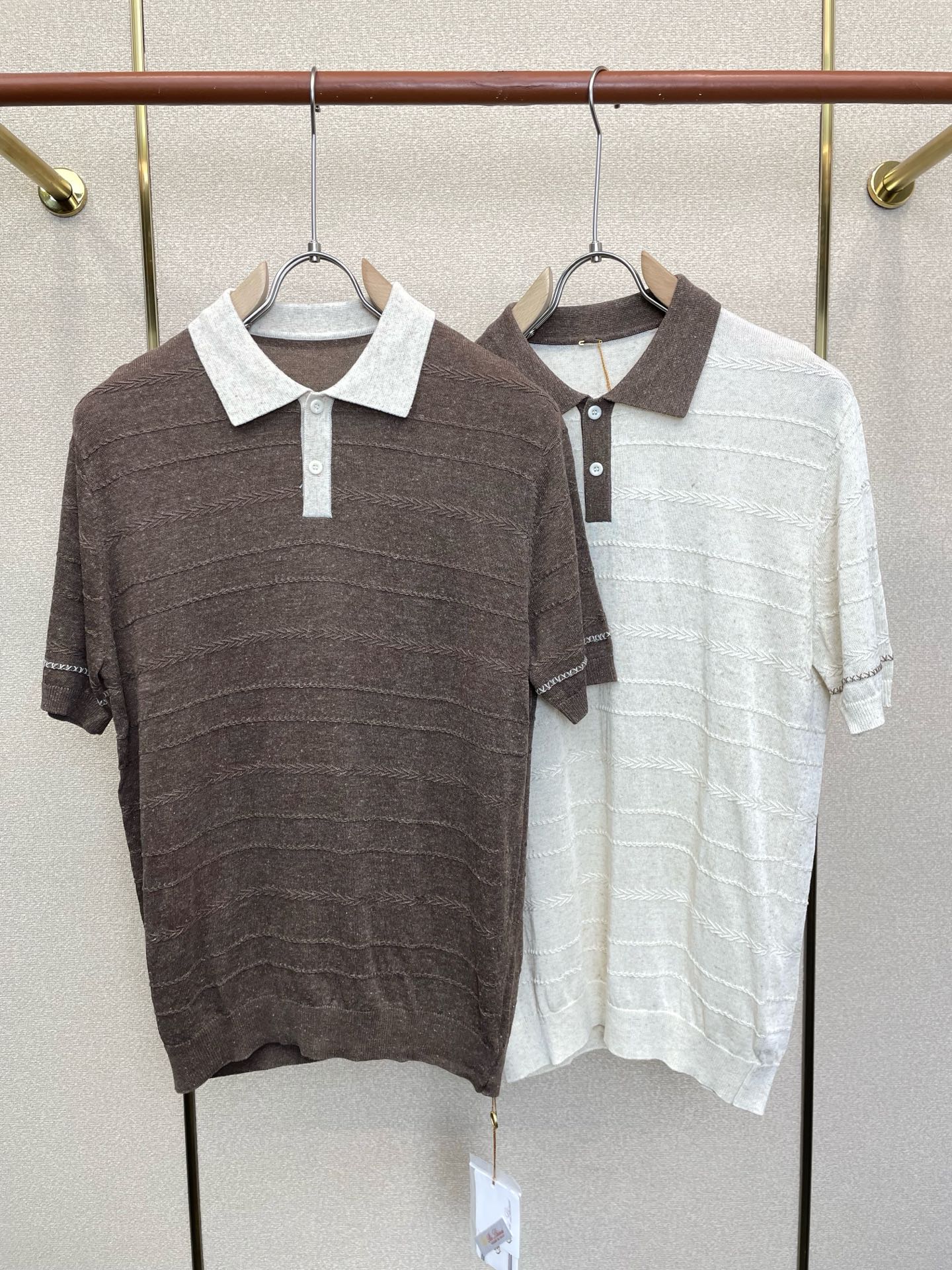 NO:949758,.LP-Loro Piana exclusively provides new original men's casual knitted short-sleeves. High-end customization. High version. Fashionable and versatile imported fabrics. Super soft and delicate feel. Skin-friendly and comfortable to wear. High-end boutique. The upper body is made by the factory. It is a must-have item for men. Three standards are complete. Size 48-56,, loro piana, loro piana, T-shirt,19860909.LP-Loro Piana诺悠翩雅独家专供新款原单男士休闲针织短袖 高端定制 高版本 时尚百搭爆款进口面料 手感超柔软细腻 穿着亲肤舒适 高端精品 代工厂精细做上身非常赞 男士必备单品 三标齐全 码数48-56,,loro piana,loro piana,T-shirt,,Men's clothing