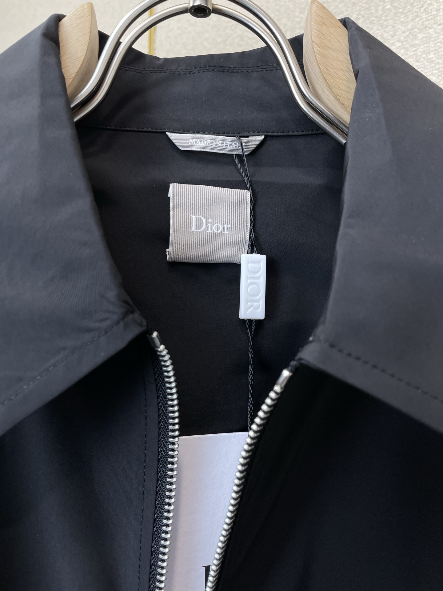 Dior迪奥💥砸锅卖铁都要上的新款最新时尚夹克 经典设计与颜值爆棚的外套 品质更是无法挑剔品控可以直接入手，不容过错的高