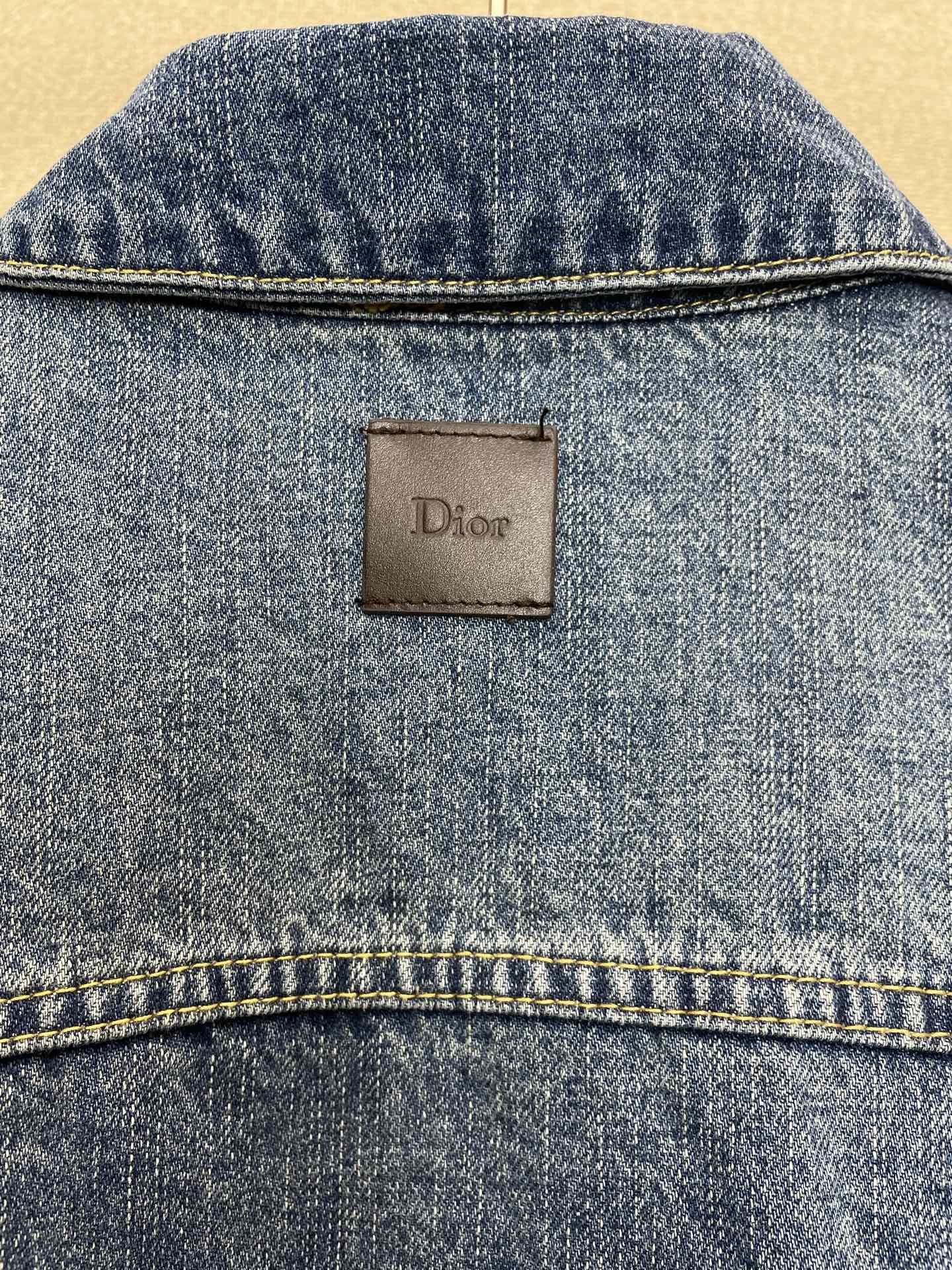 Dior迪奥💥砸锅卖铁都要上的新款最新时尚牛仔外套 经典设计与颜值爆棚的外套 品质更是无法挑剔品控可以直接入手，不容过错