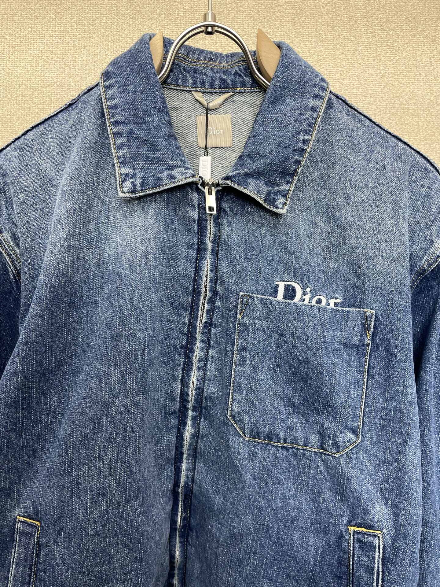 Dior迪奥💥砸锅卖铁都要上的新款最新时尚牛仔外套 经典设计与颜值爆棚的外套 品质更是无法挑剔品控可以直接入手，不容过错