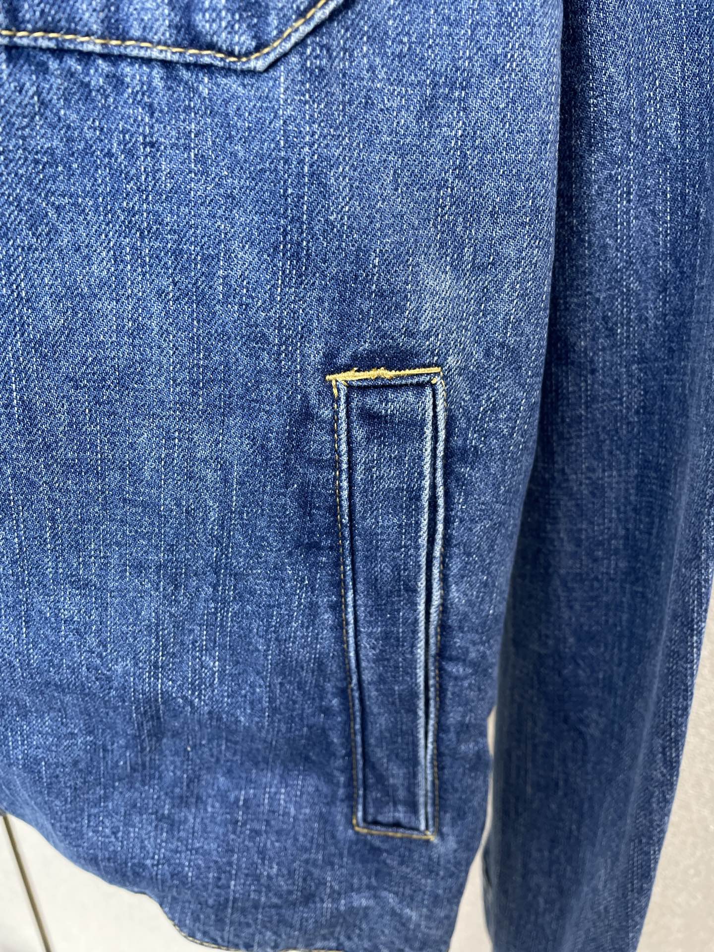 Dior迪奥💥砸锅卖铁都要上的新款最新时尚牛仔外套 经典设计与颜值爆棚的外套 品质更是无法挑剔品控可以直接入手，不容过错