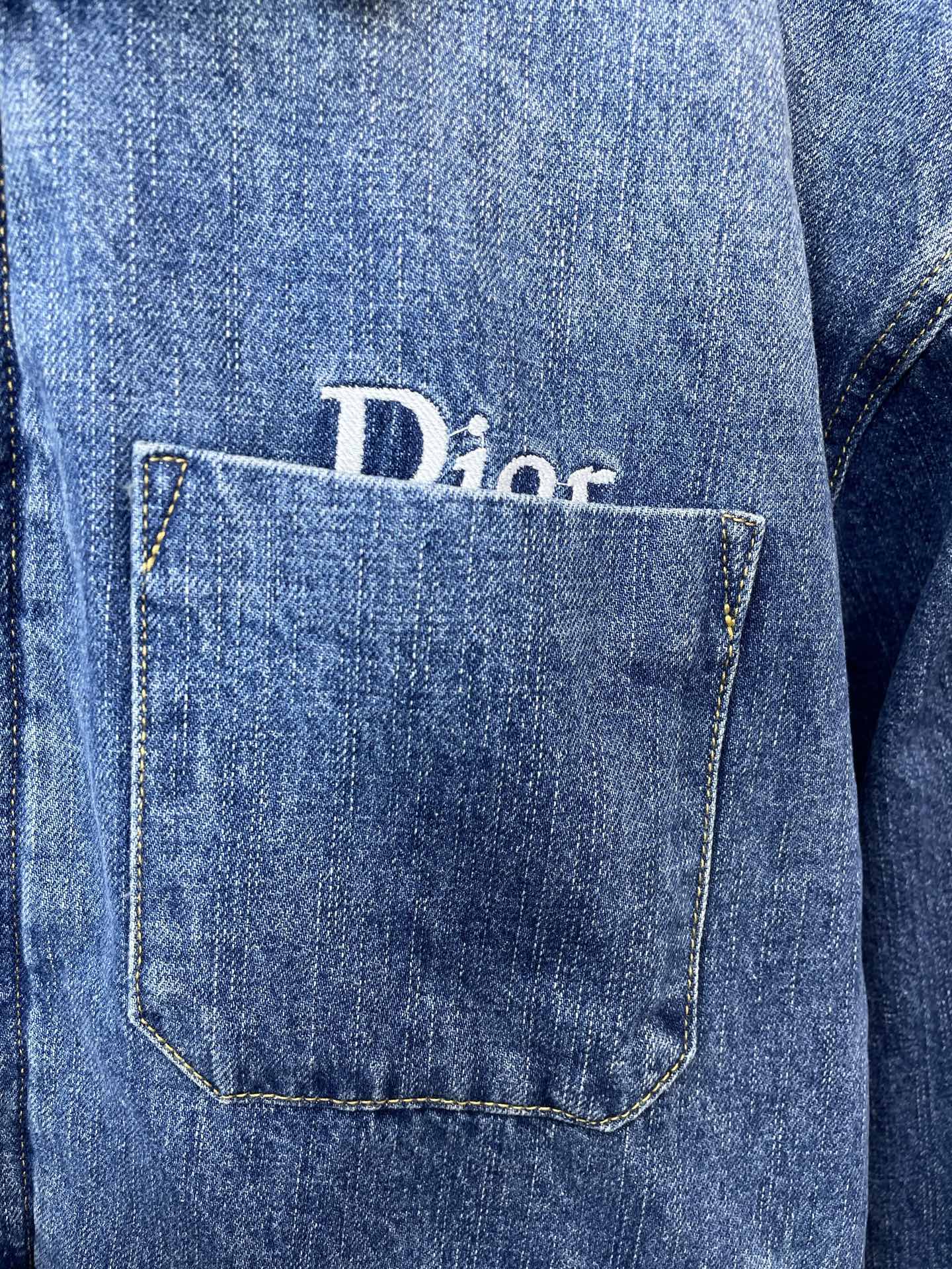 Dior迪奥💥砸锅卖铁都要上的新款最新时尚牛仔外套 经典设计与颜值爆棚的外套 品质更是无法挑剔品控可以直接入手，不容过错