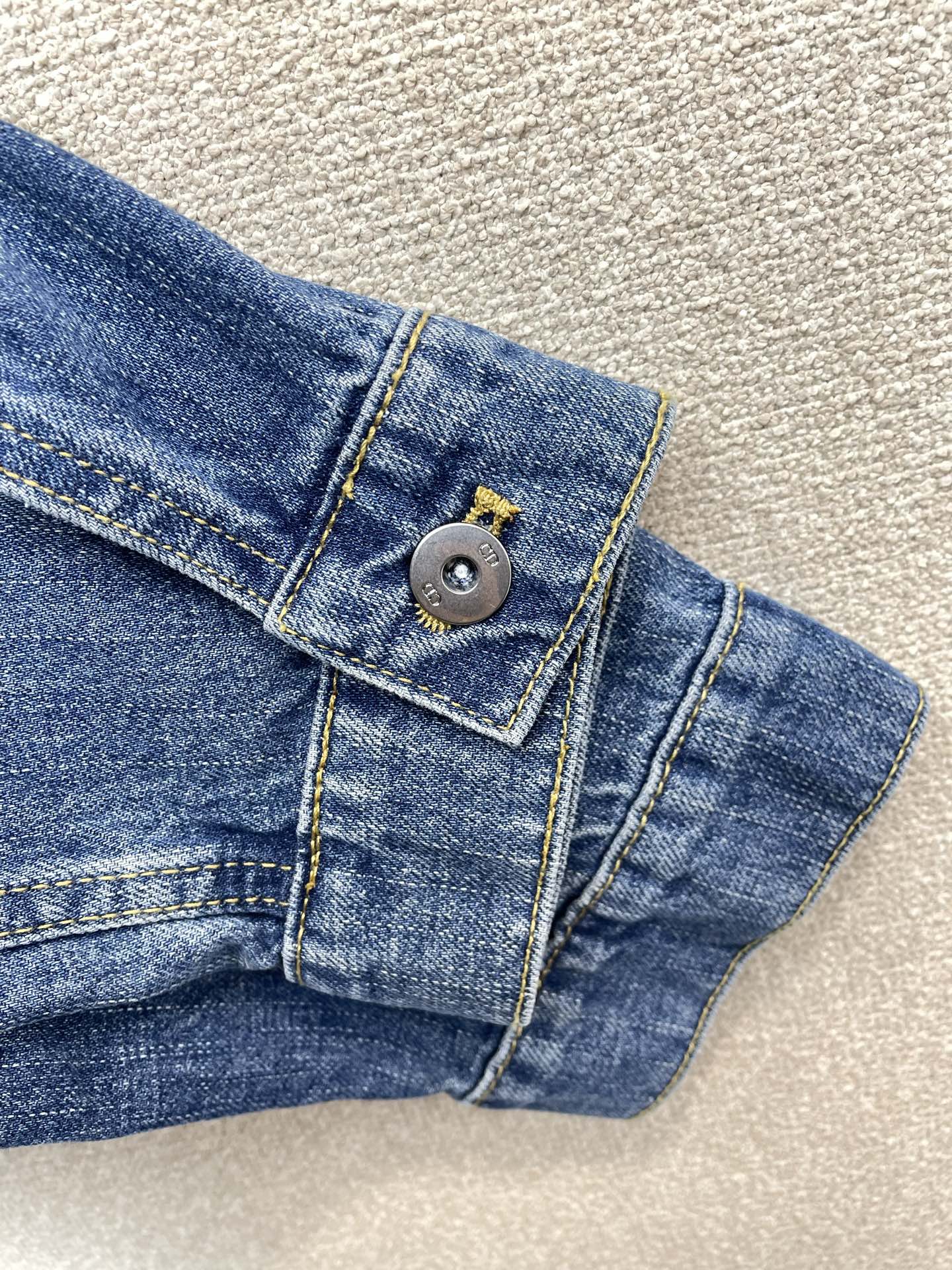 Dior迪奥💥砸锅卖铁都要上的新款最新时尚牛仔外套 经典设计与颜值爆棚的外套 品质更是无法挑剔品控可以直接入手，不容过错