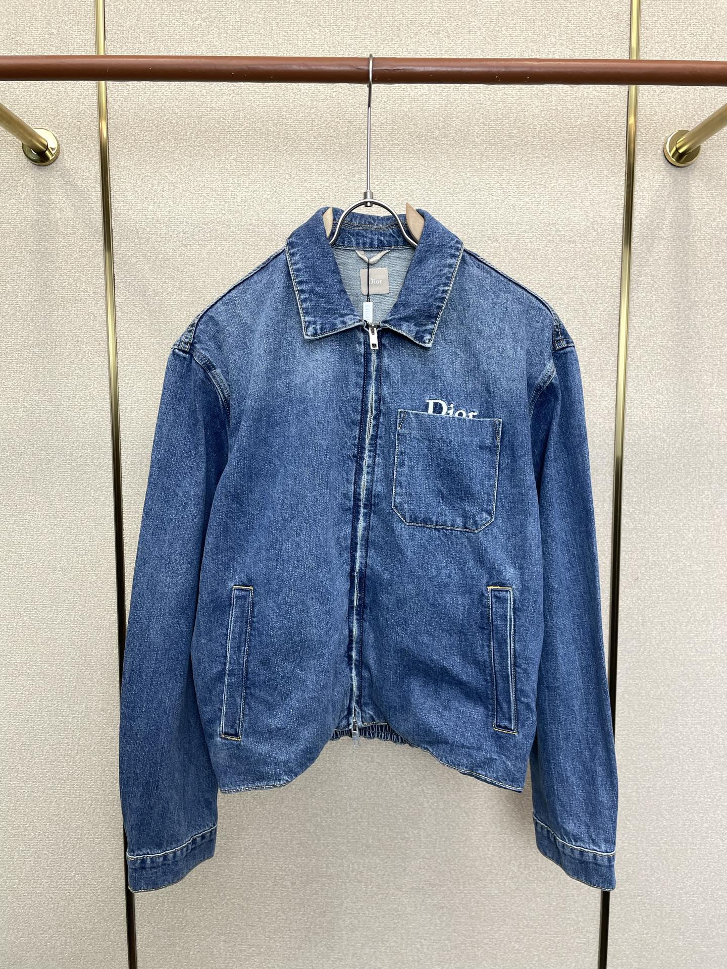 Dior迪奥💥砸锅卖铁都要上的新款最新时尚牛仔外套 经典设计与颜值爆棚的外套 品质更是无法挑剔品控可以直接入手，不容过错