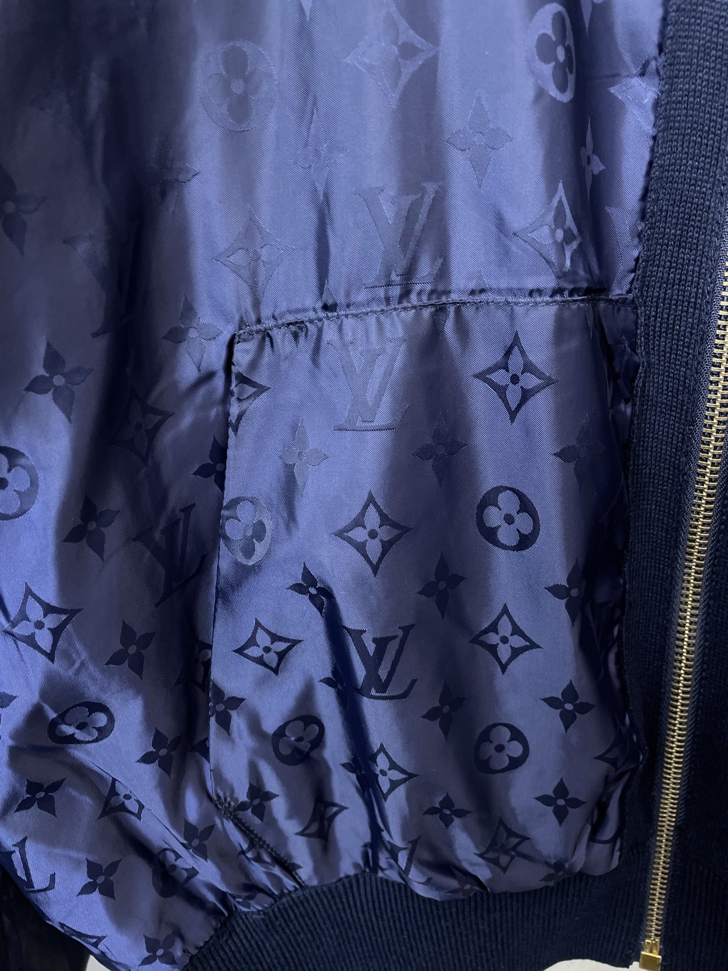 Louis Vuitton路易威登💥砸锅卖铁都要上的新款最新时尚双面混合logo运动衫 经典设计与颜值爆棚的外套 品质更
