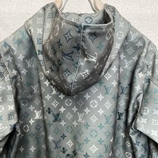 Louis Vuitton路易威登💥砸锅卖铁都要上的新款最新时尚满印连帽夹克外套 经典设计与颜值爆棚的外套 品质更是无法 Louis Vuitton路易威登💥砸锅卖铁都要上的新款最新时尚满印连帽夹克外套 经典设计与颜值爆棚的外套 品质更是无法