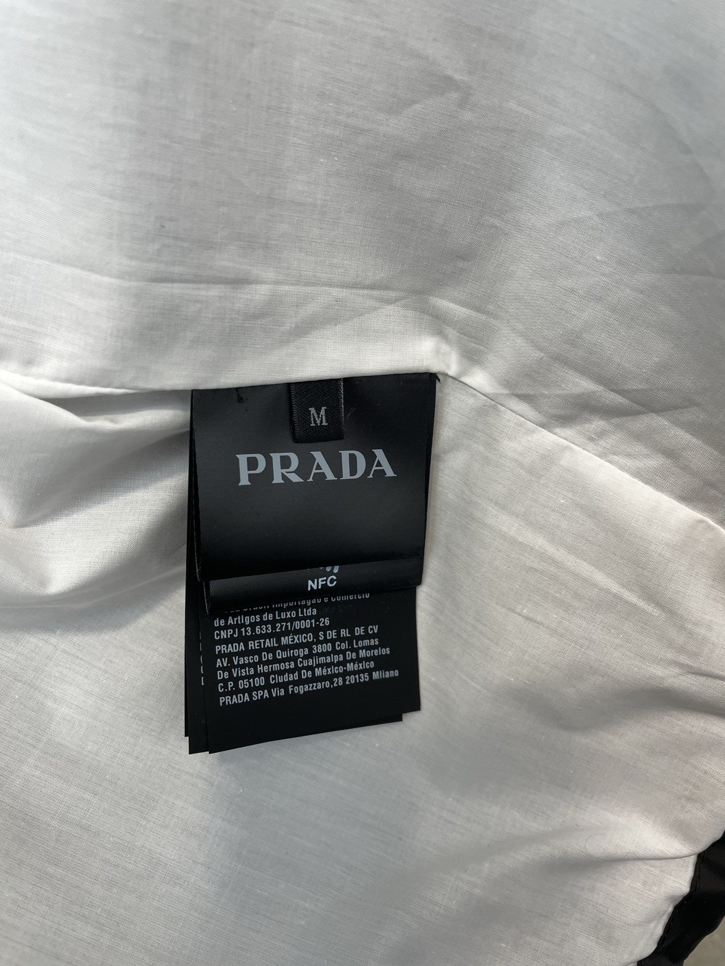 Prada普拉达💥砸锅卖铁都要上的新款最新时尚夹克 小钢标衬衫外套 经典设计感与颜值爆棚的外套,品质更是无法挑剔品控可以 Prada普拉达💥砸锅卖铁都要上的新款最新时尚夹克 小钢标衬衫外套 经典设计感与颜值爆棚的外套,品质更是无法挑剔品控可以