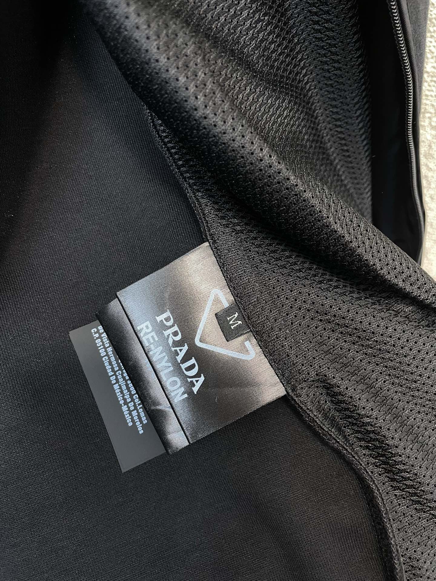 Prada普拉达💥砸锅卖铁都要上的新款最新时尚夹克 棉质尼龙拼接外套 经典设计感与颜值爆棚的外套，品质更是无法挑剔品控可