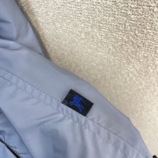 Burberry巴宝莉💥砸锅卖铁都要上的新款最新时尚夹克 双面格纹连帽外套 经典设计感与颜值爆棚的外套,品质更是无法挑剔 Burberry巴宝莉💥砸锅卖铁都要上的新款最新时尚夹克 双面格纹连帽外套 经典设计感与颜值爆棚的外套,品质更是无法挑剔