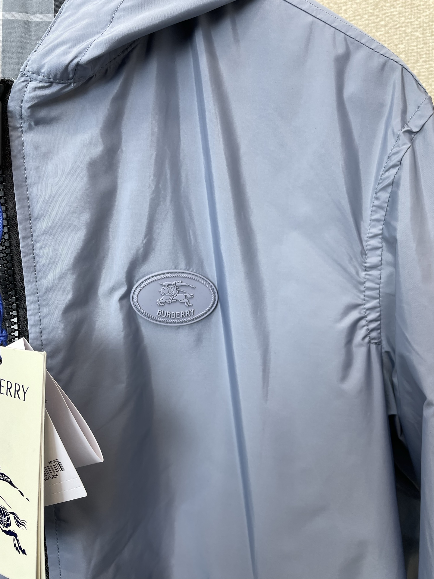 Burberry巴宝莉💥砸锅卖铁都要上的新款最新时尚夹克 双面格纹连帽外套 经典设计感与颜值爆棚的外套,品质更是无法挑剔 Burberry巴宝莉💥砸锅卖铁都要上的新款最新时尚夹克 双面格纹连帽外套 经典设计感与颜值爆棚的外套,品质更是无法挑剔