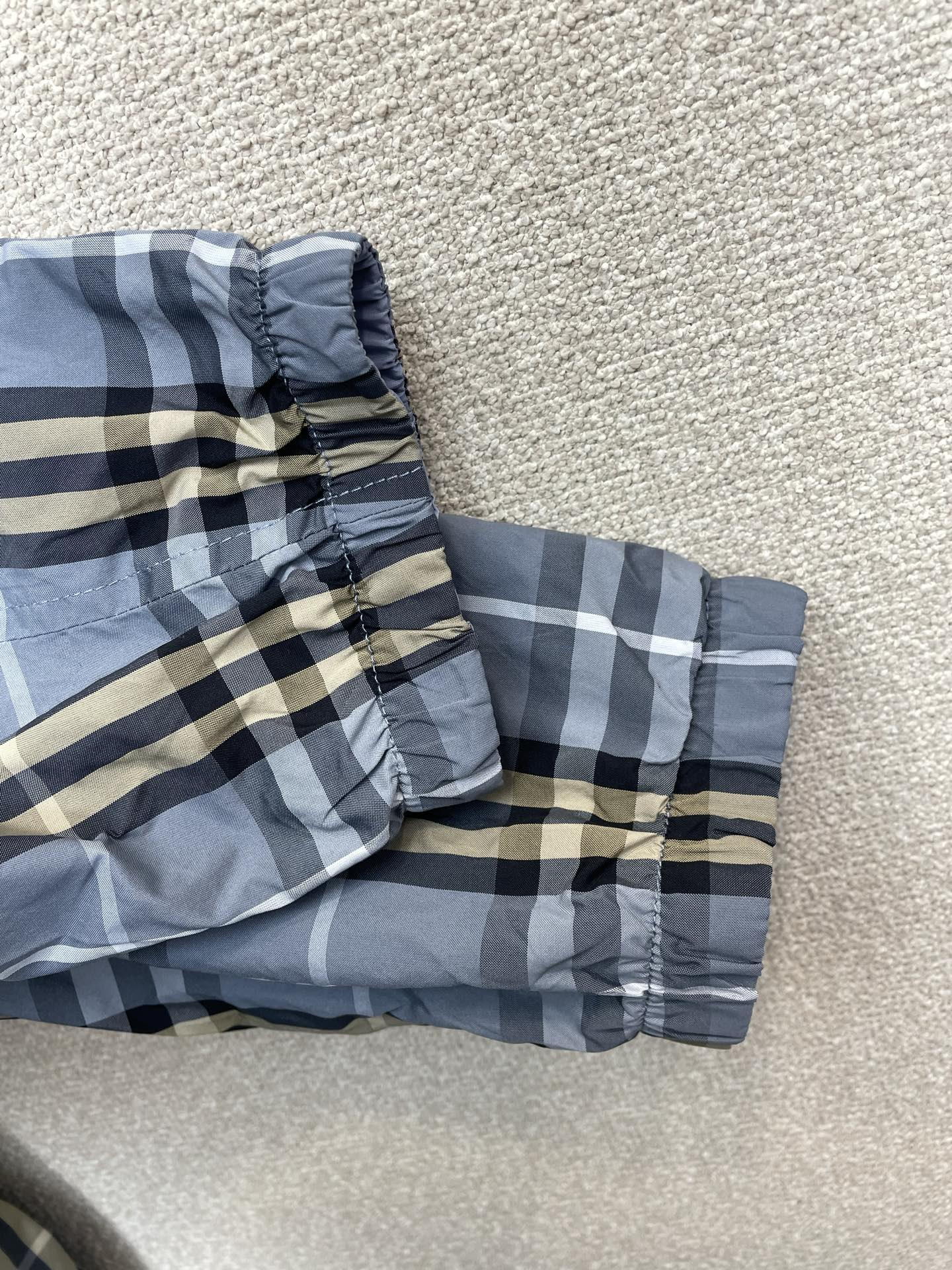 Burberry巴宝莉💥砸锅卖铁都要上的新款最新时尚夹克 双面格纹连帽外套 经典设计感与颜值爆棚的外套,品质更是无法挑剔 Burberry巴宝莉💥砸锅卖铁都要上的新款最新时尚夹克 双面格纹连帽外套 经典设计感与颜值爆棚的外套,品质更是无法挑剔