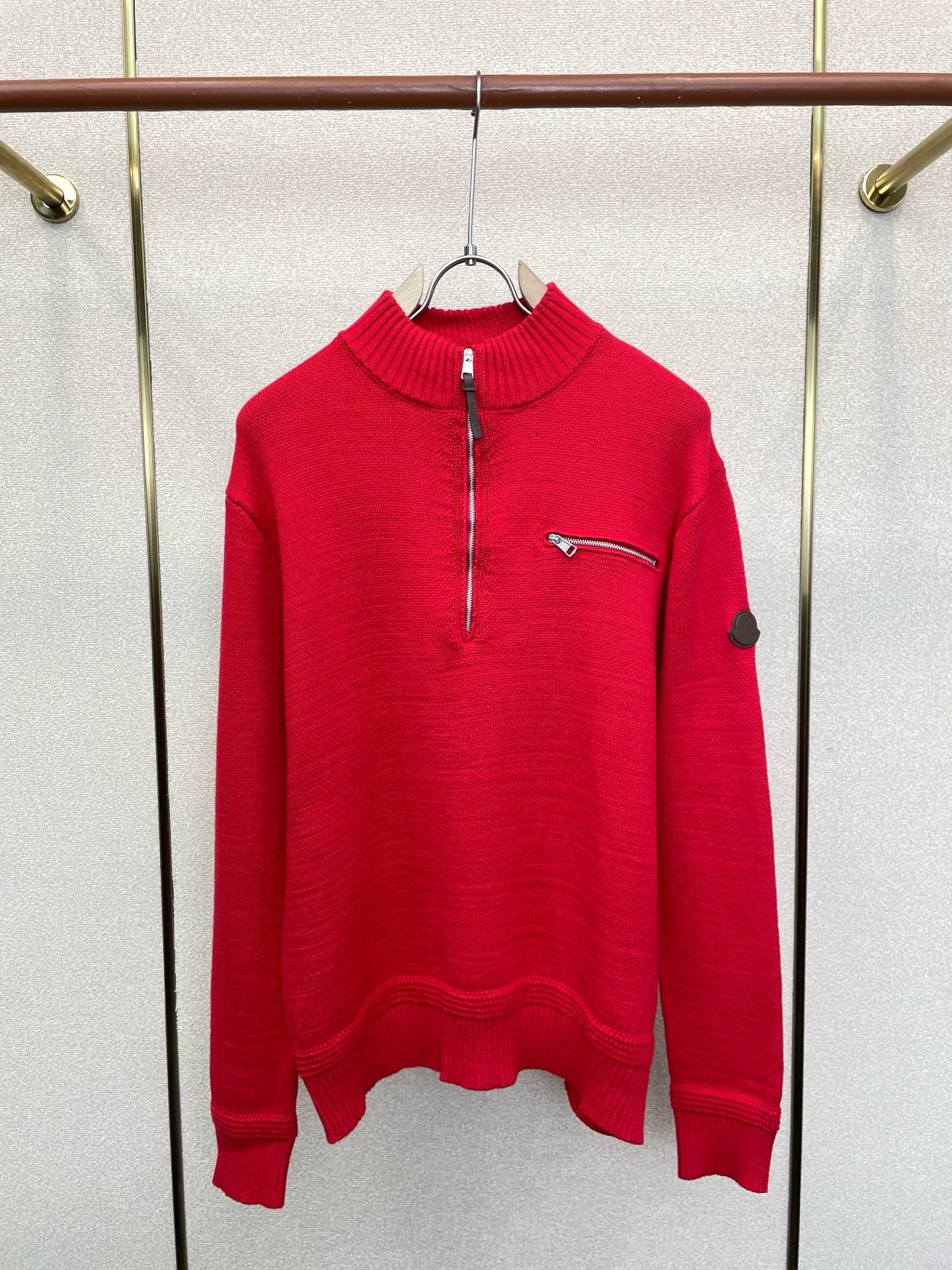 NO:955342,.Moncler’s new and latest fashionable half-zip sweater is a must-have. It’s a coat with a classic design and great looks. The quality is impeccable and you can buy it directly due to quality control. It’s a high-end product that you can’t go wrong with! You can feel its powerful aura through the detailed pictures. It has a remarkable effect of gathering heat and keeping warm, so you don’t have to worry about getting a little chilly! Both fashionable and functional, the whole style looks more luxurious! Sizes S-XL,,Moncler,jackets & coats,sweaters,19860909.Moncler蒙口砸锅卖铁都要上的新款最新时尚半拉链毛衣 经典设计感与颜值爆棚的外套,品质更是无法挑剔品控可以直接入手,不容过错的高端臻品！通过细节图片便可感受到它强悍的气场,聚温保暖效果显著,完全不用担心会有一点寒意！时尚与功能性兼备,整款显得更加的奢华大气！ 尺码S-XL,,Moncler,jackets & coats,sweaters,,Men's clothing