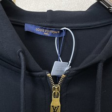 Louis Vuitton路易威登💥砸锅卖铁都要上的新款最新时尚外套 经典设计感与颜值爆棚的外套,品质更是无法挑剔品控可 Louis Vuitton路易威登💥砸锅卖铁都要上的新款最新时尚外套 经典设计感与颜值爆棚的外套,品质更是无法挑剔品控可