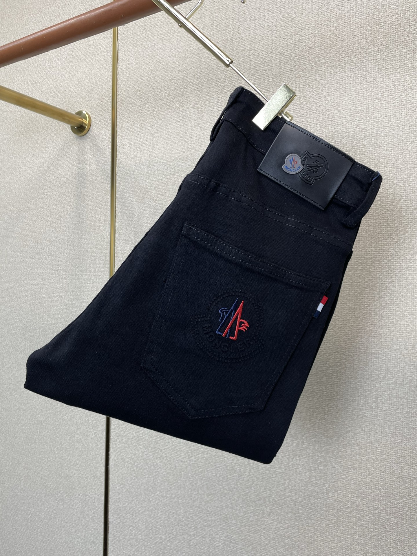 Moncler蒙口💥砸锅卖铁都要上的新款新款休闲牛仔裤👖高端版本！专柜定制面料 透气舒适度高，细节无可挑剔，品牌元素设计
