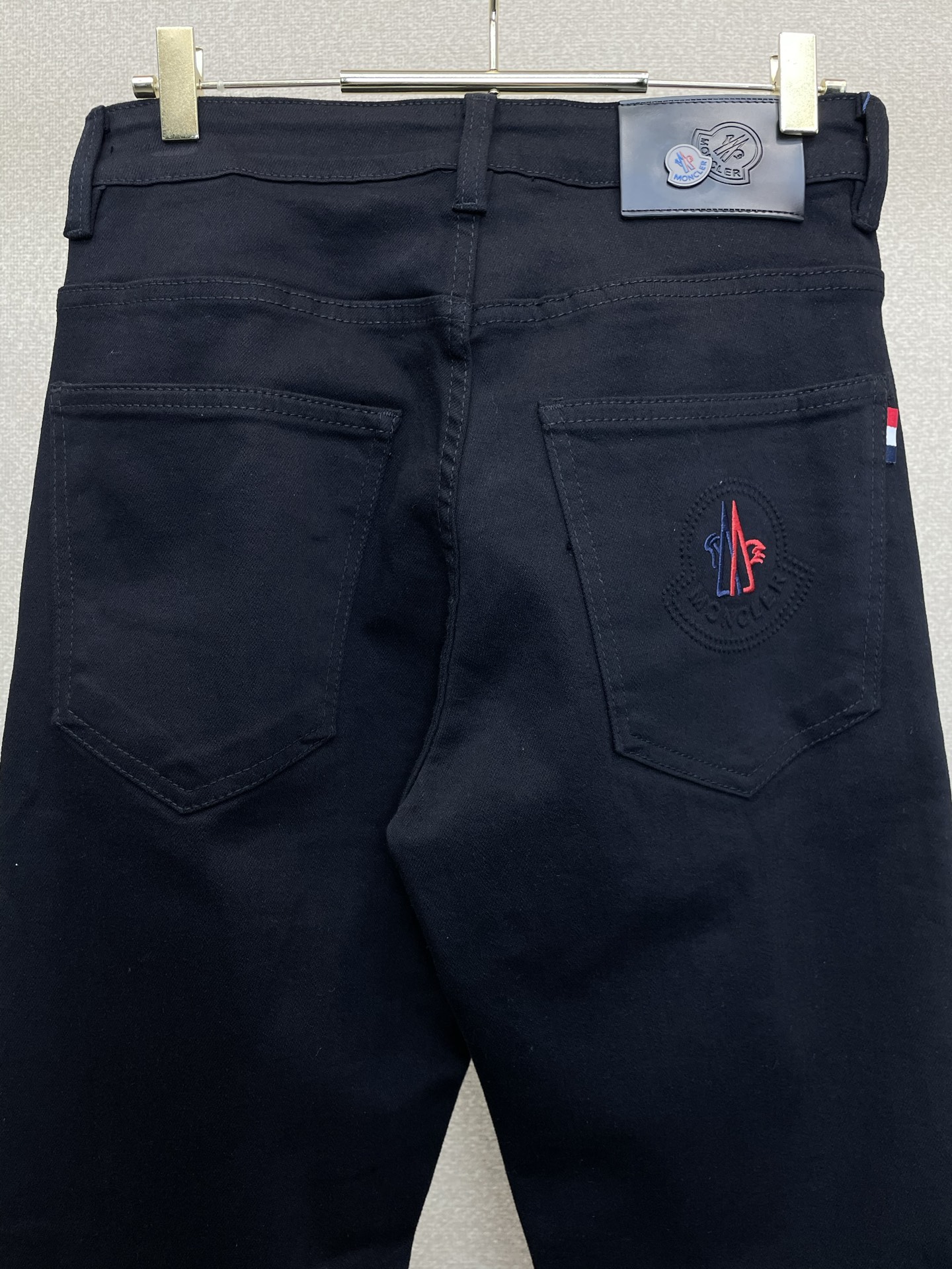 Moncler蒙口💥砸锅卖铁都要上的新款新款休闲牛仔裤👖高端版本！专柜定制面料 透气舒适度高，细节无可挑剔，品牌元素设计