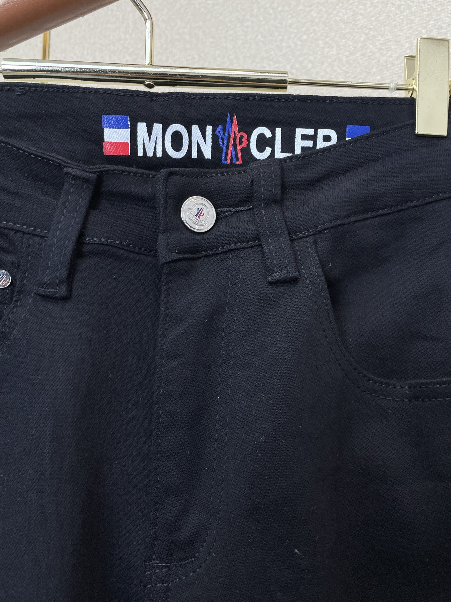 Moncler蒙口💥砸锅卖铁都要上的新款新款休闲牛仔裤👖高端版本！专柜定制面料 透气舒适度高，细节无可挑剔，品牌元素设计