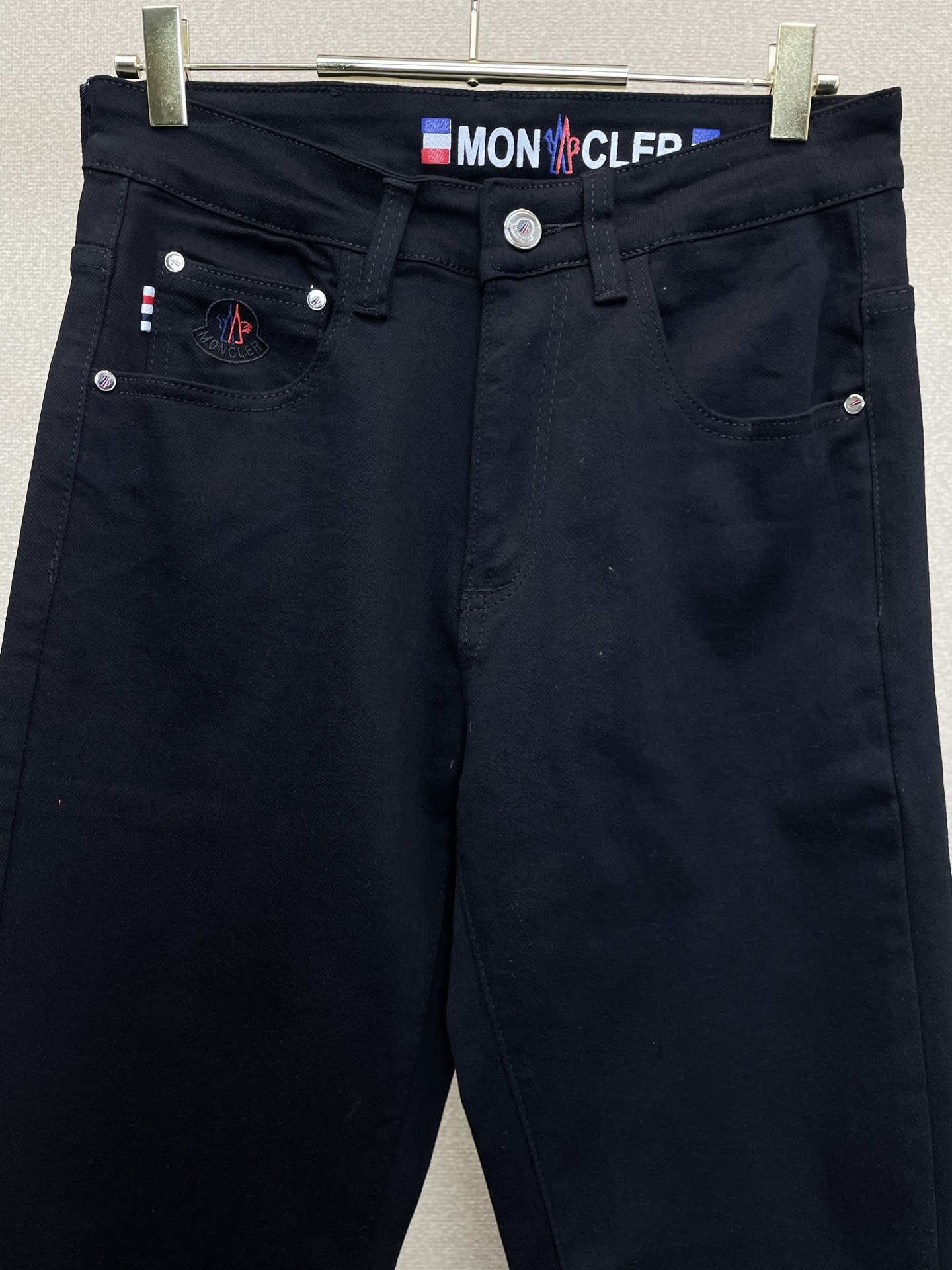 Moncler蒙口💥砸锅卖铁都要上的新款新款休闲牛仔裤👖高端版本！专柜定制面料 透气舒适度高，细节无可挑剔，品牌元素设计
