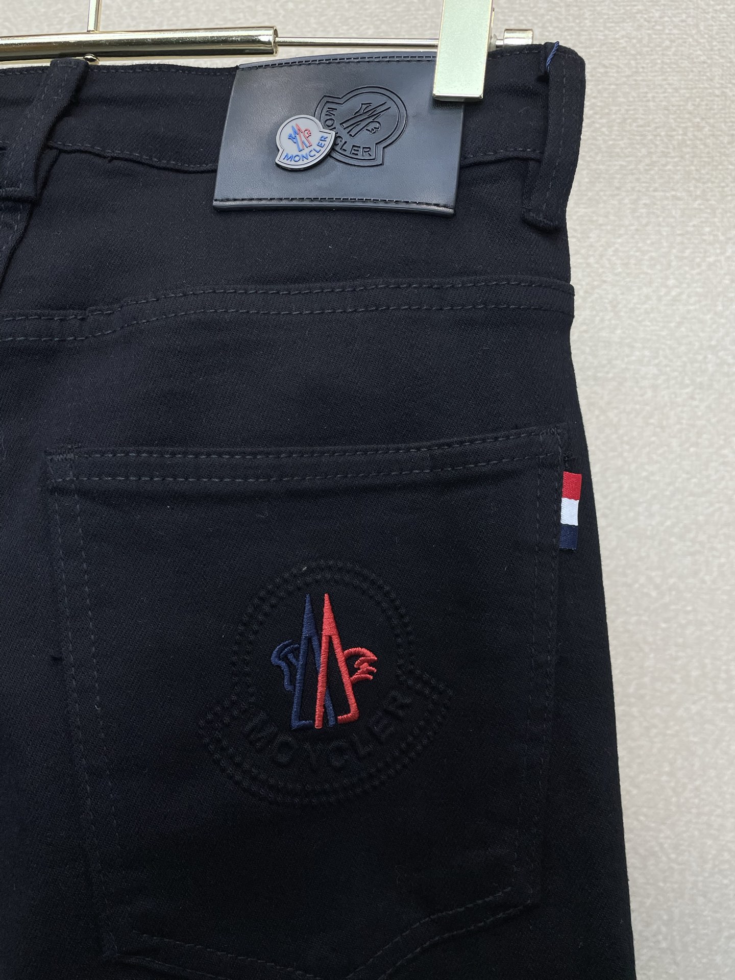 Moncler蒙口💥砸锅卖铁都要上的新款新款休闲牛仔裤👖高端版本！专柜定制面料 透气舒适度高，细节无可挑剔，品牌元素设计