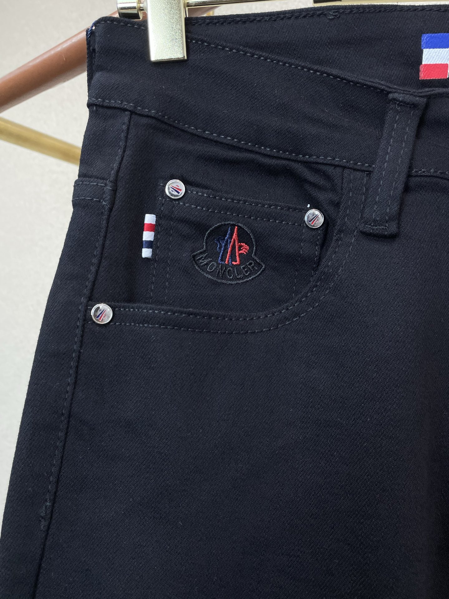 Moncler蒙口💥砸锅卖铁都要上的新款新款休闲牛仔裤👖高端版本！专柜定制面料 透气舒适度高，细节无可挑剔，品牌元素设计