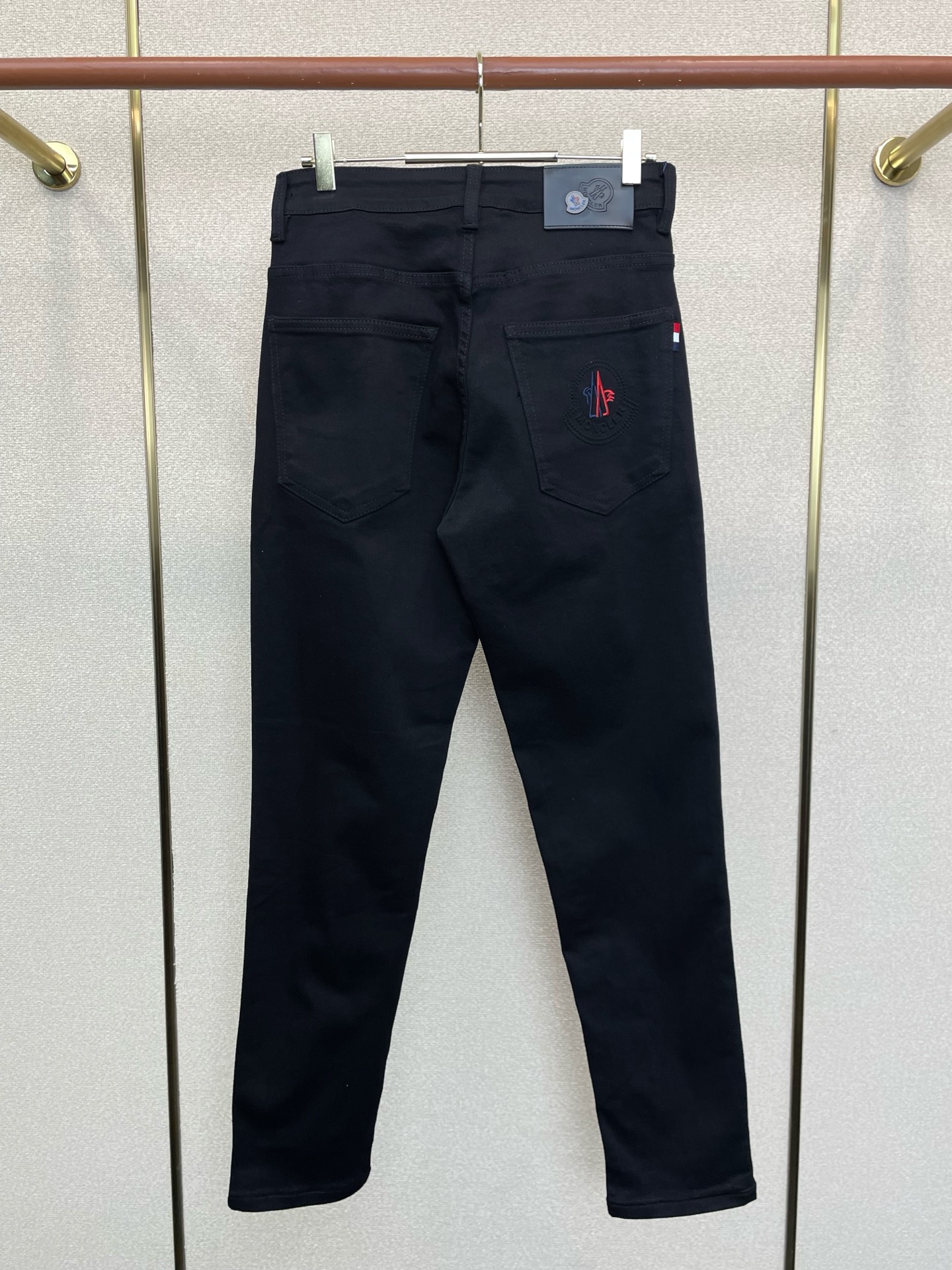 Moncler蒙口💥砸锅卖铁都要上的新款新款休闲牛仔裤👖高端版本！专柜定制面料 透气舒适度高，细节无可挑剔，品牌元素设计