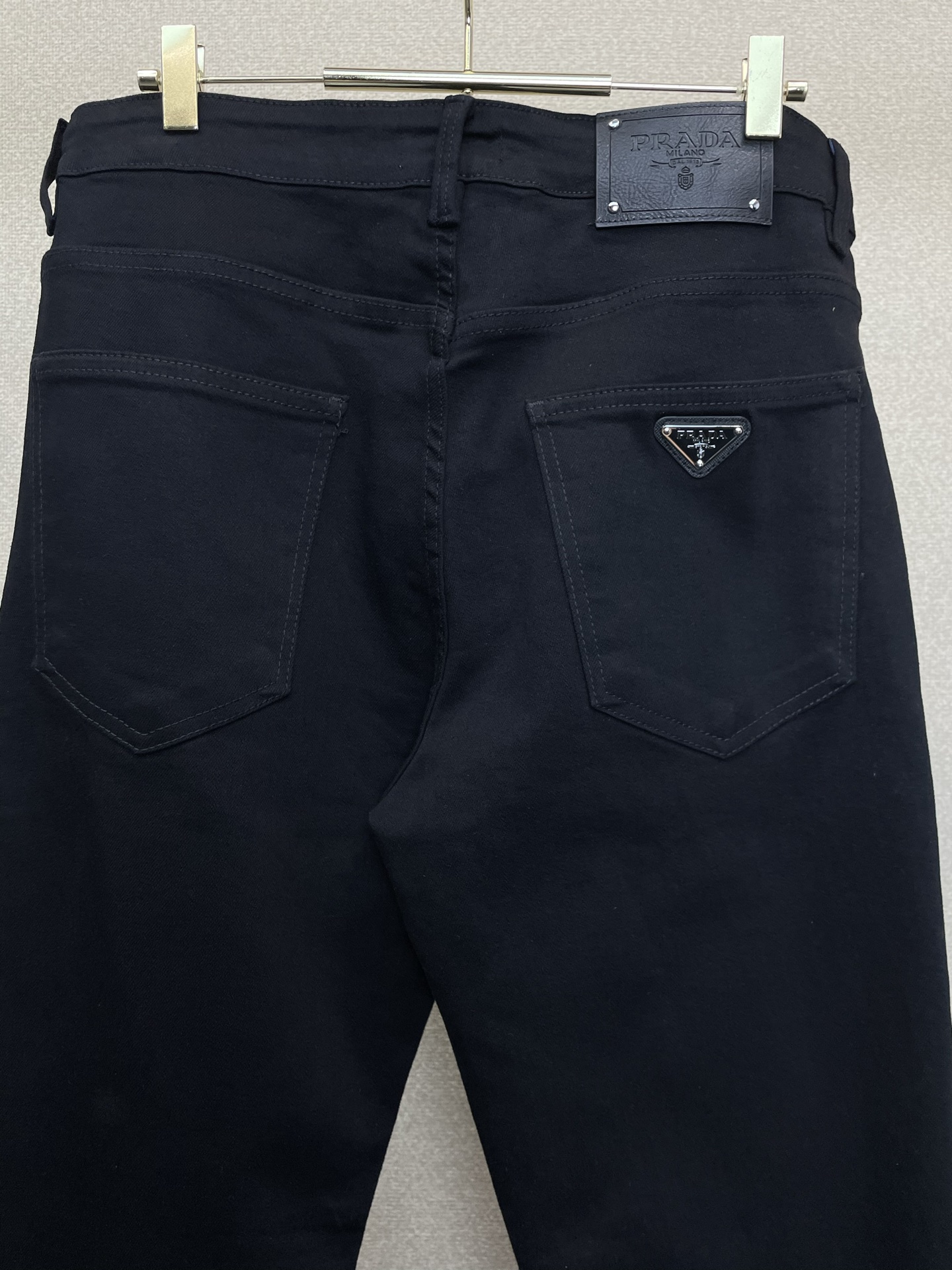 Prada普拉达💥砸锅卖铁都要上的新款新款休闲牛仔裤👖高端版本！专柜定制面料 透气舒适度高，细节无可挑剔，品牌元素设计理