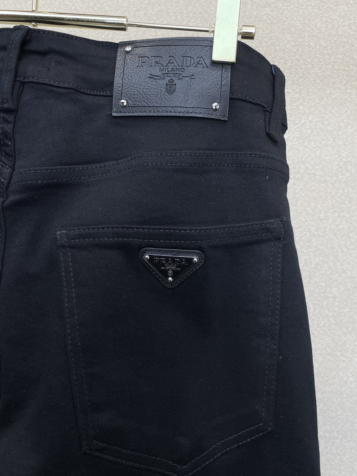 Prada普拉达💥砸锅卖铁都要上的新款新款休闲牛仔裤👖高端版本！专柜定制面料 透气舒适度高，细节无可挑剔，品牌元素设计理